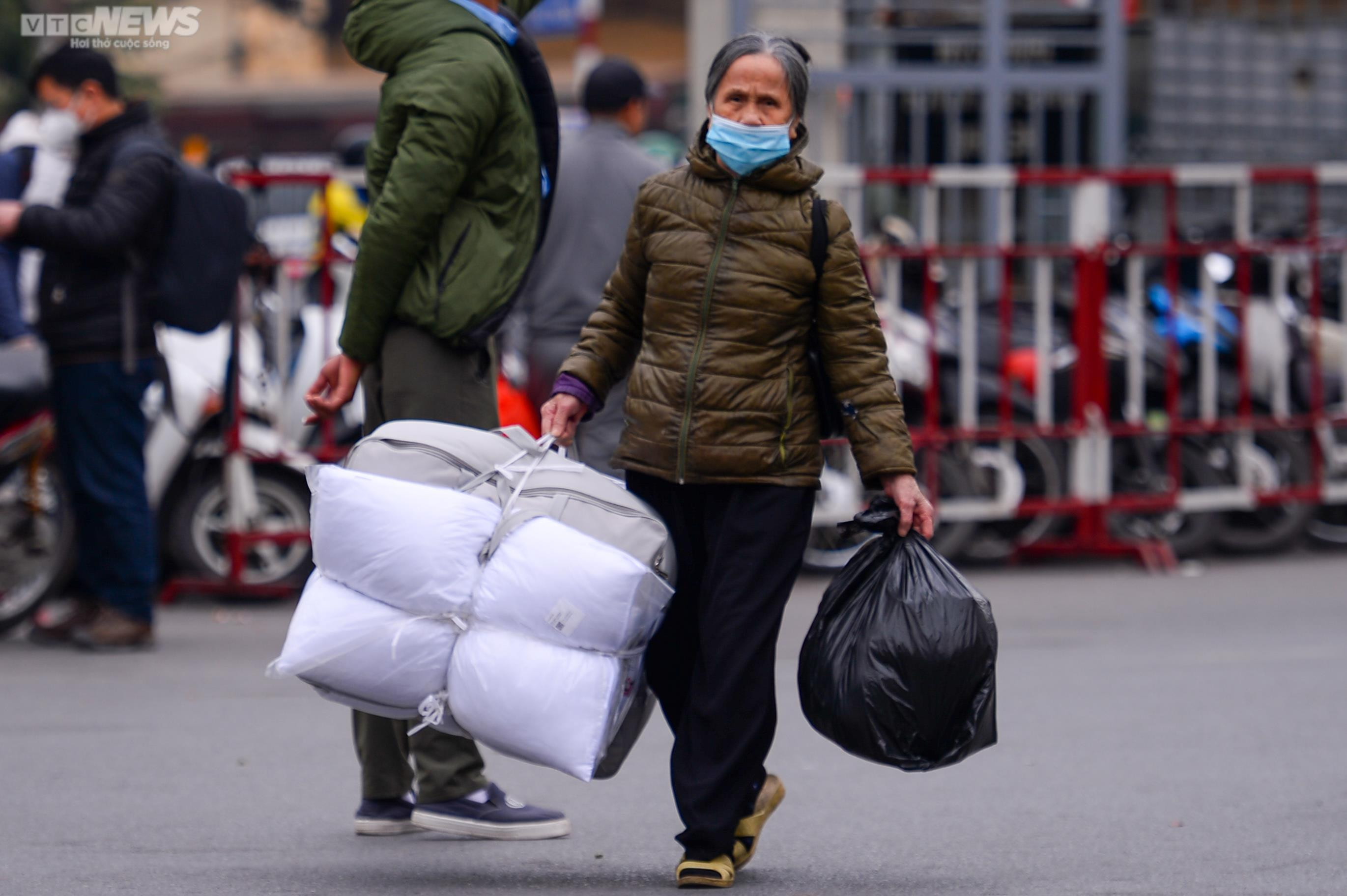 Người dân lỉnh kỉnh đồ đạc rời Thủ đô dịp nghỉ Tết dương lịch - 13