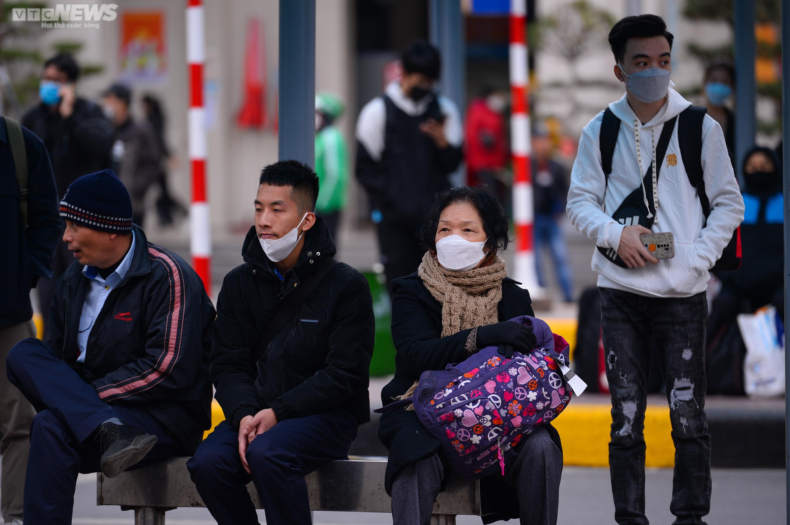 Người dân lỉnh kỉnh đồ đạc rời Thủ đô dịp nghỉ Tết dương lịch - 14