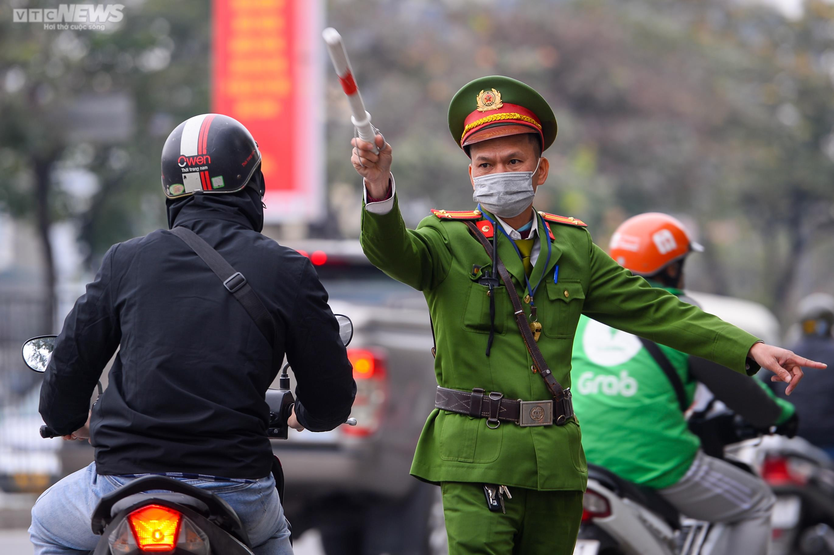 Người dân lỉnh kỉnh đồ đạc rời Thủ đô dịp nghỉ Tết dương lịch - 16