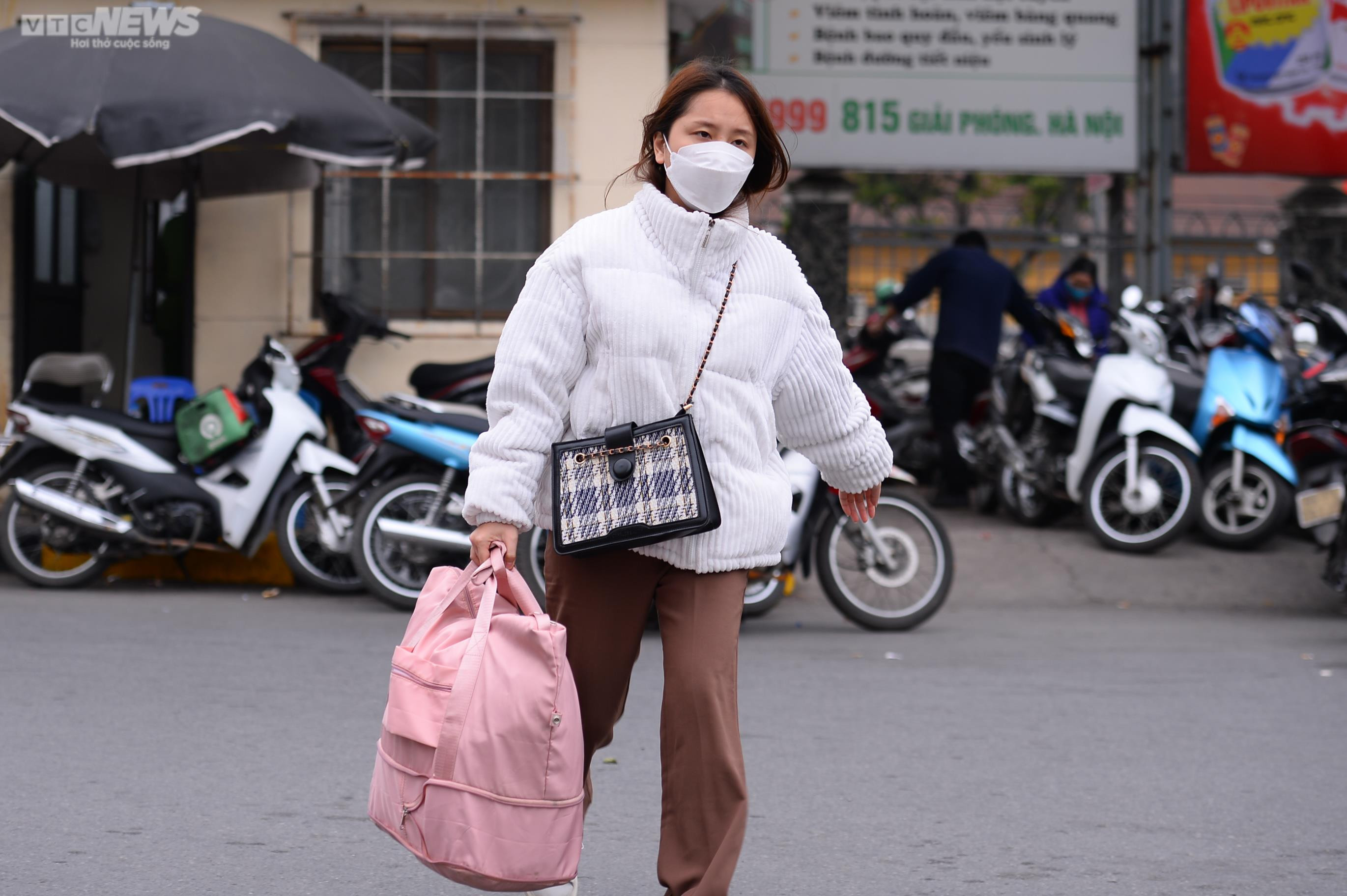 Người dân lỉnh kỉnh đồ đạc rời Thủ đô dịp nghỉ Tết dương lịch - 5