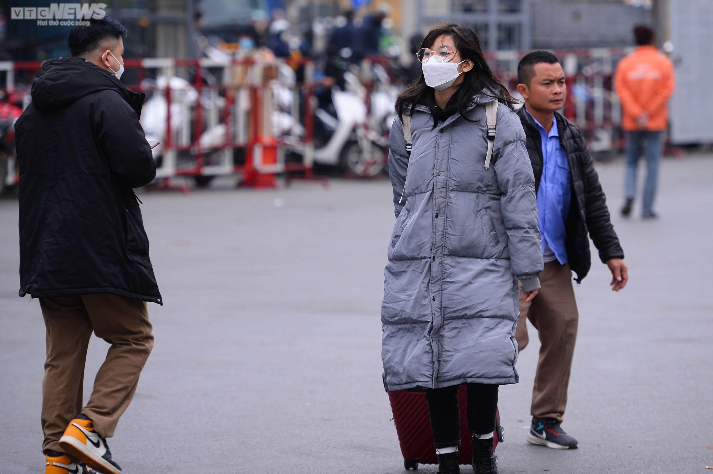 Người dân lỉnh kỉnh đồ đạc rời Thủ đô dịp nghỉ Tết dương lịch - 10