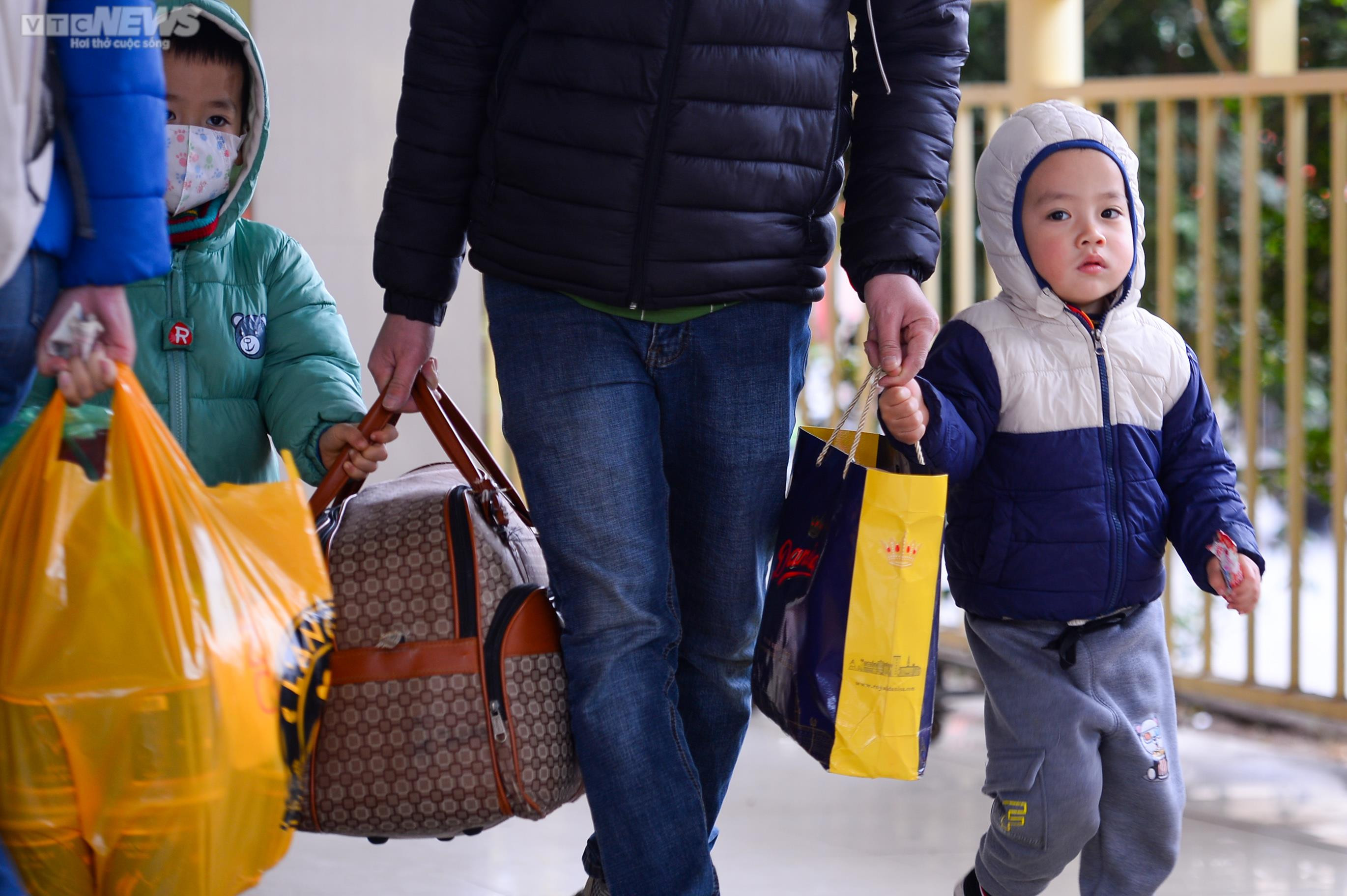 Người dân lỉnh kỉnh đồ đạc rời Thủ đô dịp nghỉ Tết dương lịch - 6