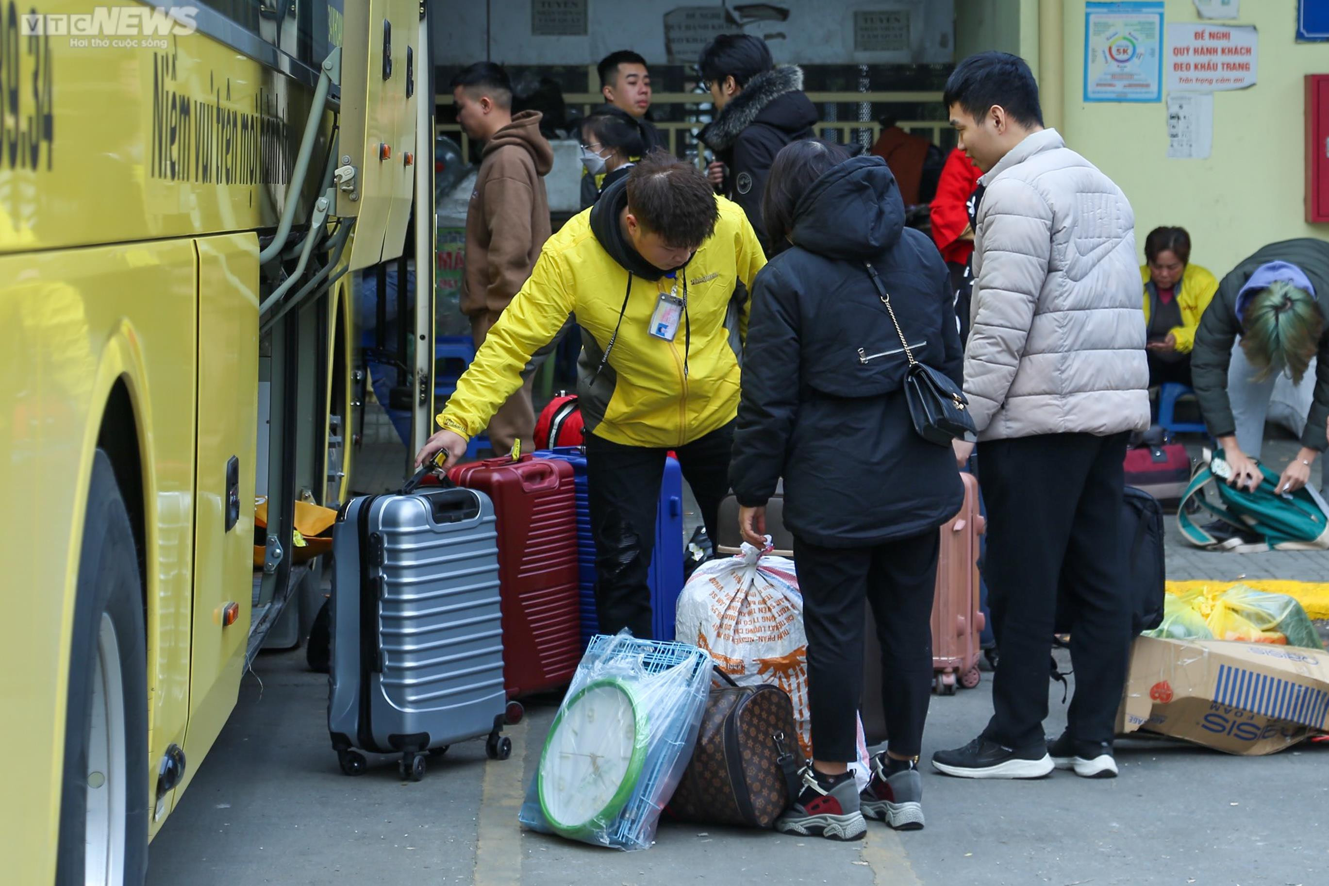 Người dân lỉnh kỉnh đồ đạc rời Thủ đô dịp nghỉ Tết dương lịch - 3