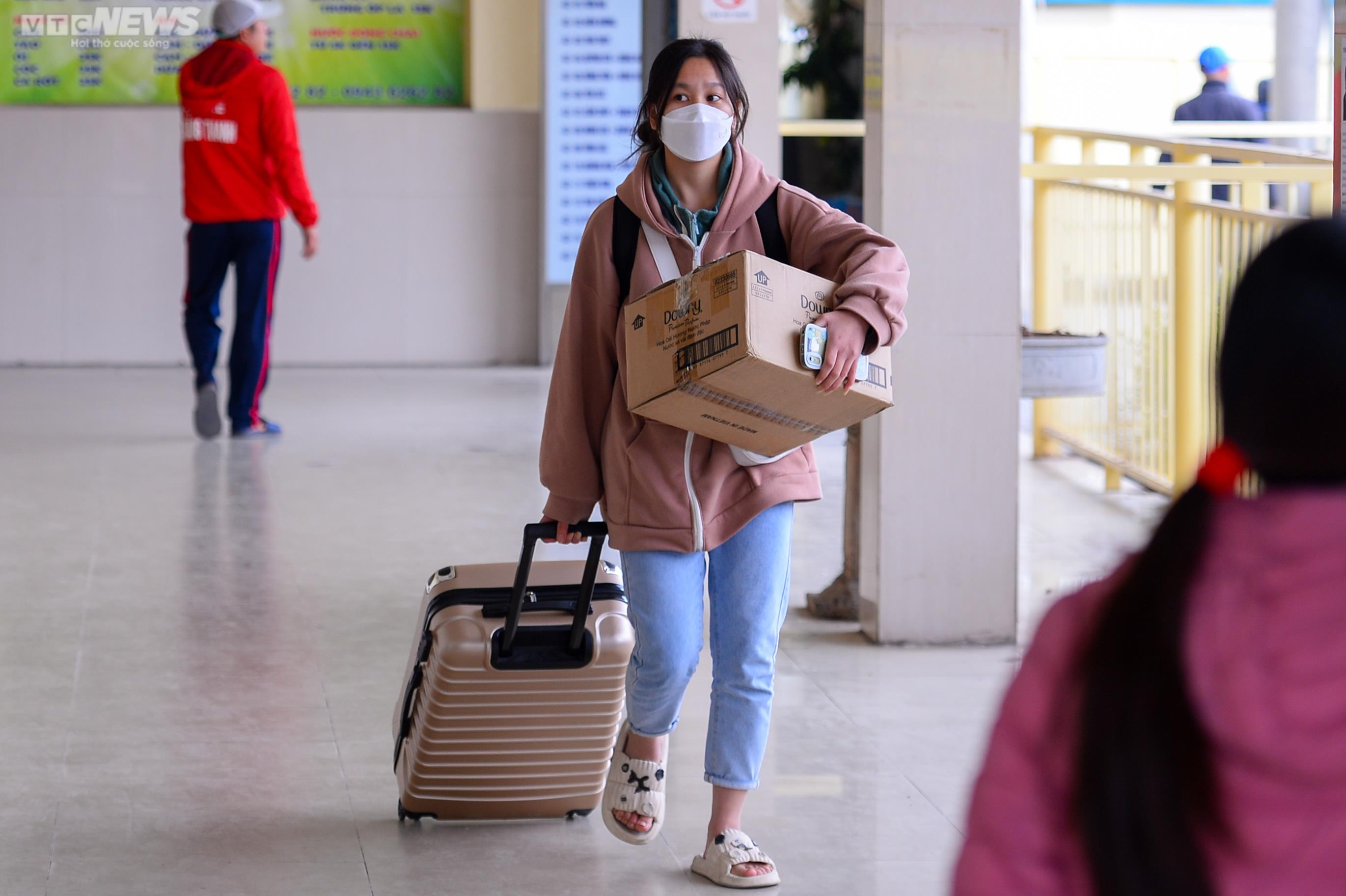 Người dân lỉnh kỉnh đồ đạc rời Thủ đô dịp nghỉ Tết dương lịch - 11