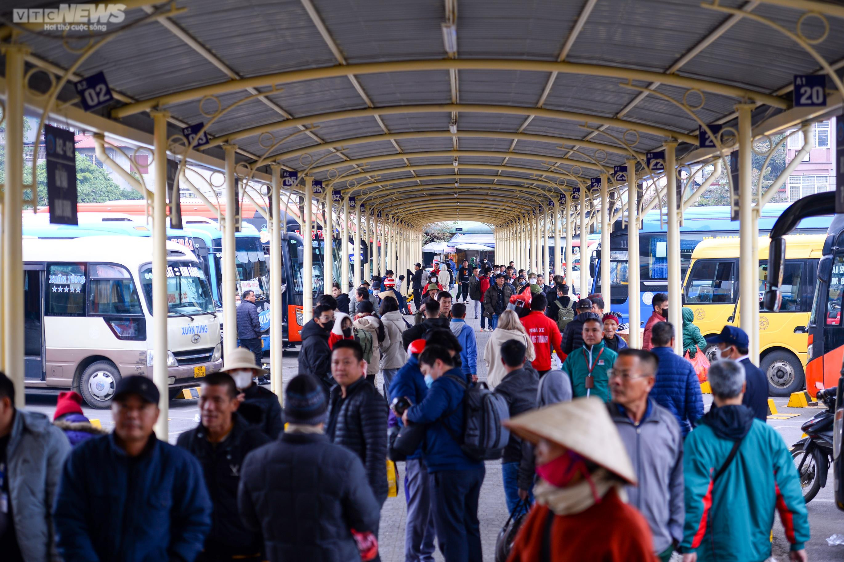 Người dân lỉnh kỉnh đồ đạc rời Thủ đô dịp nghỉ Tết dương lịch - 7