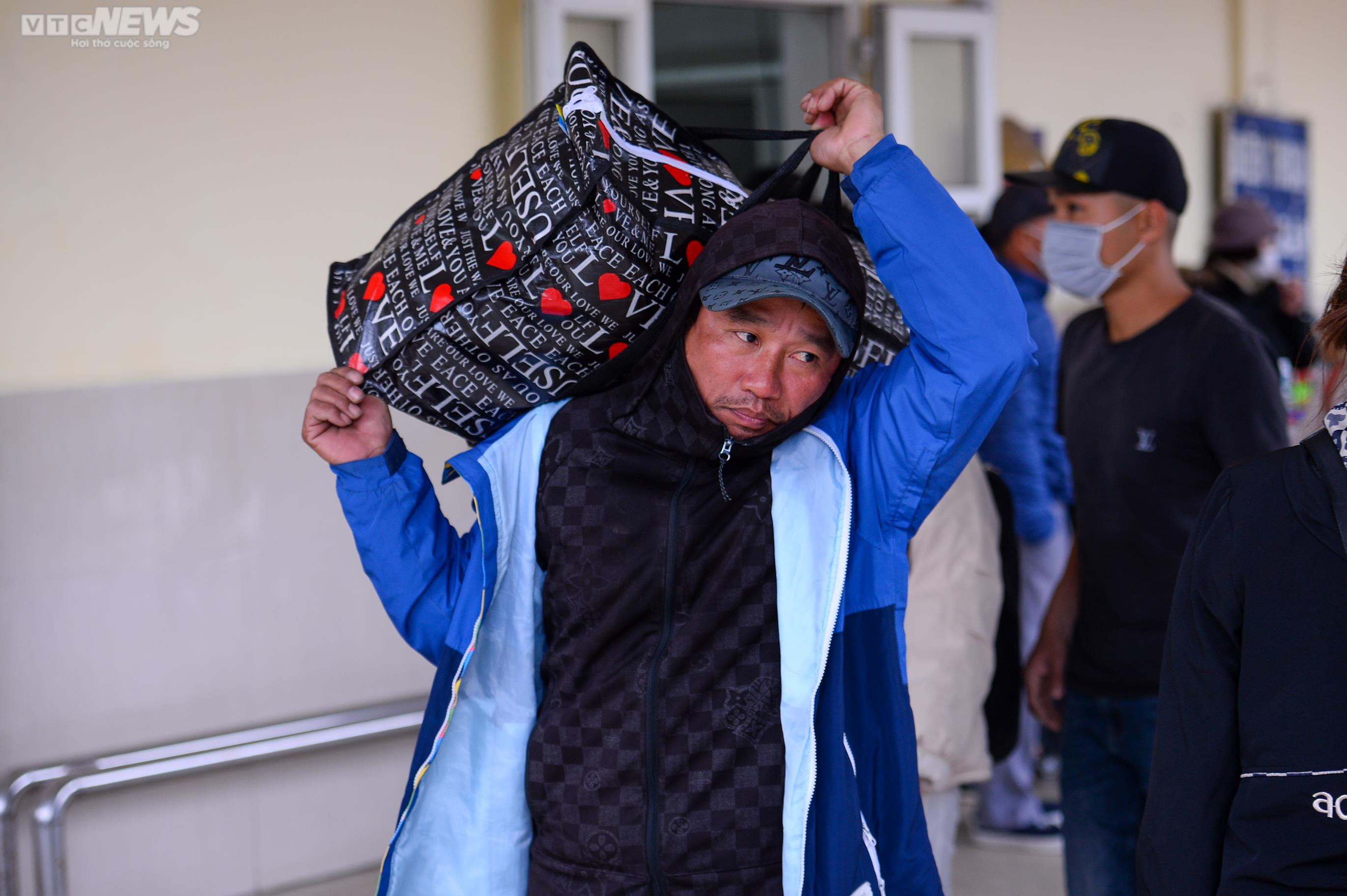 Người dân lỉnh kỉnh đồ đạc rời Thủ đô dịp nghỉ Tết dương lịch - 9