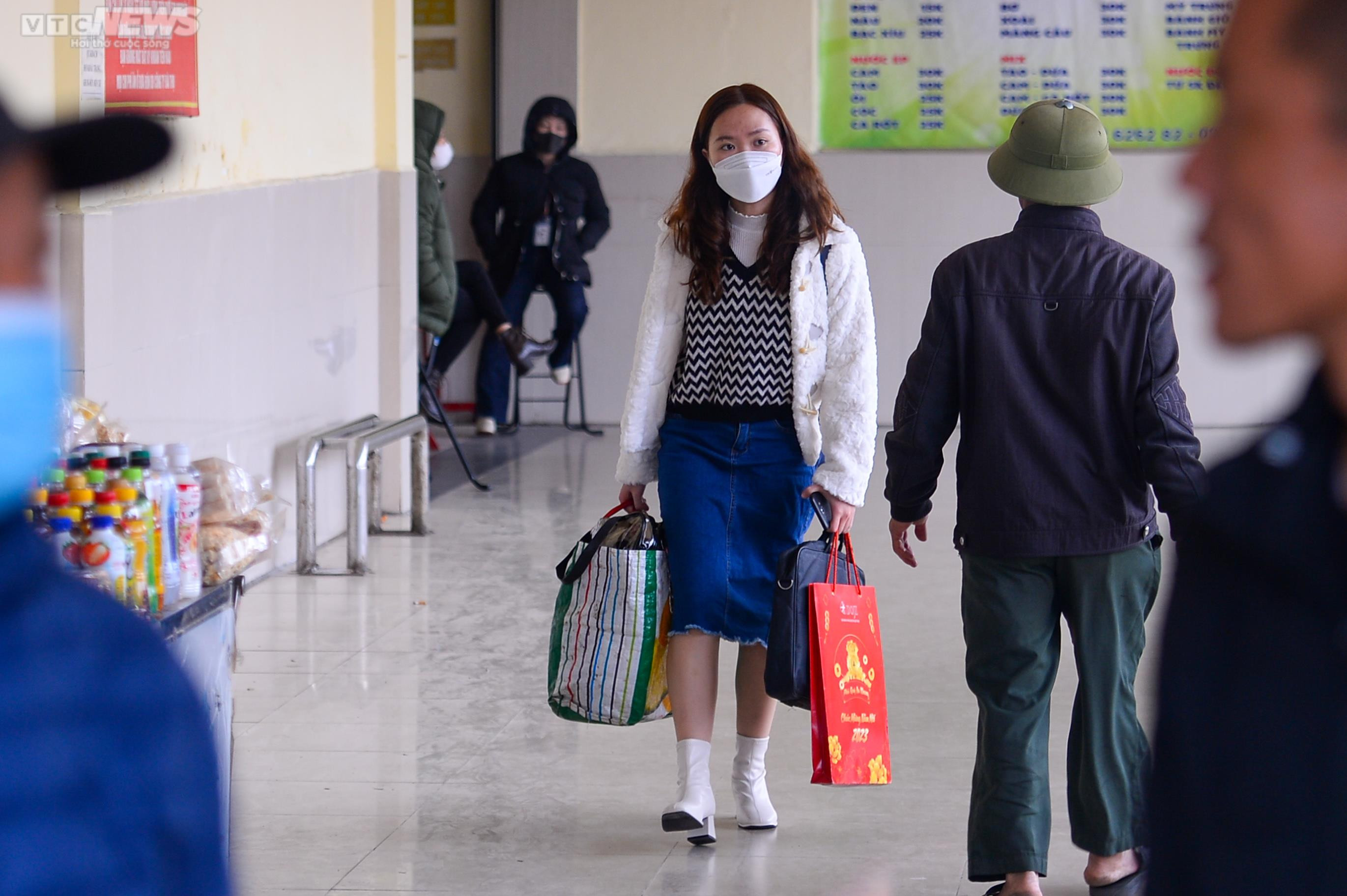 Người dân lỉnh kỉnh đồ đạc rời Thủ đô dịp nghỉ Tết dương lịch - 12