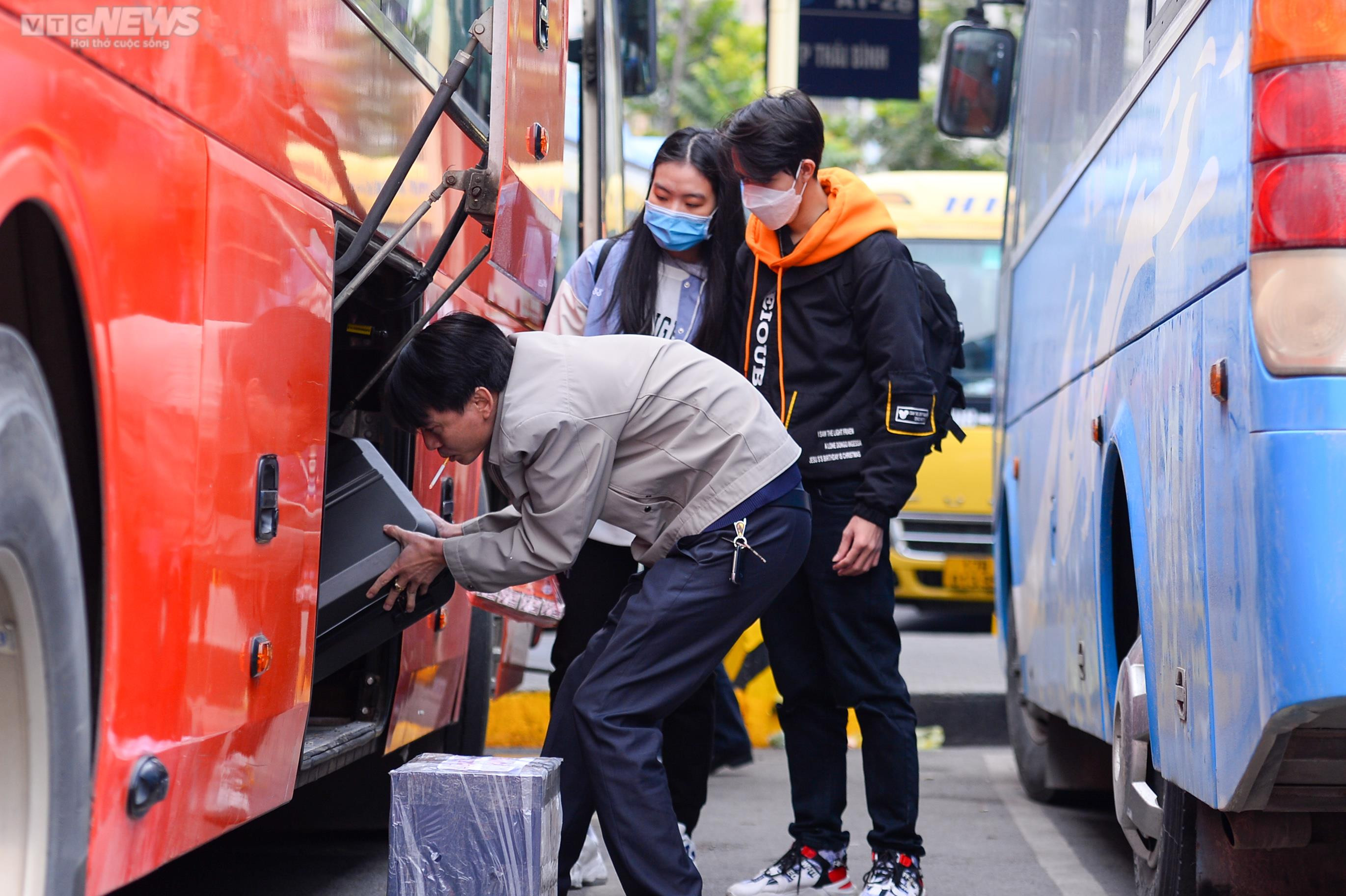 Người dân lỉnh kỉnh đồ đạc rời Thủ đô dịp nghỉ Tết dương lịch - 4