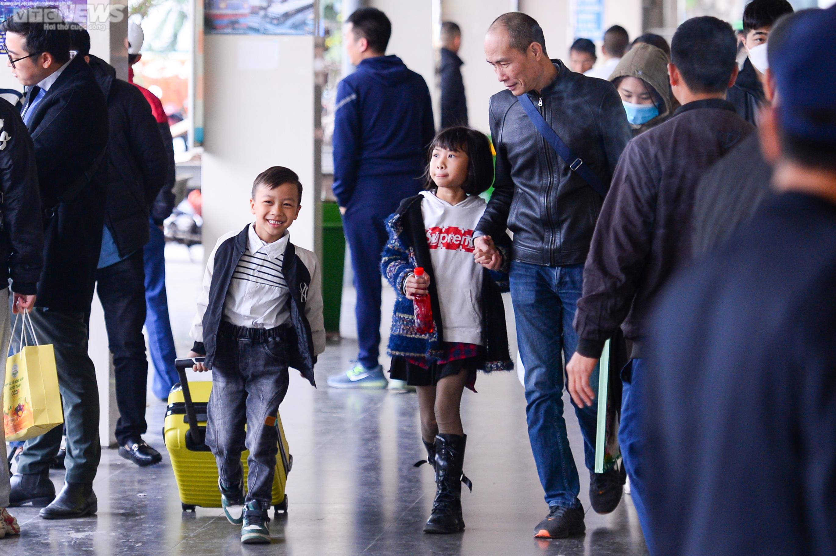 Người dân lỉnh kỉnh đồ đạc rời Thủ đô dịp nghỉ Tết dương lịch - 8