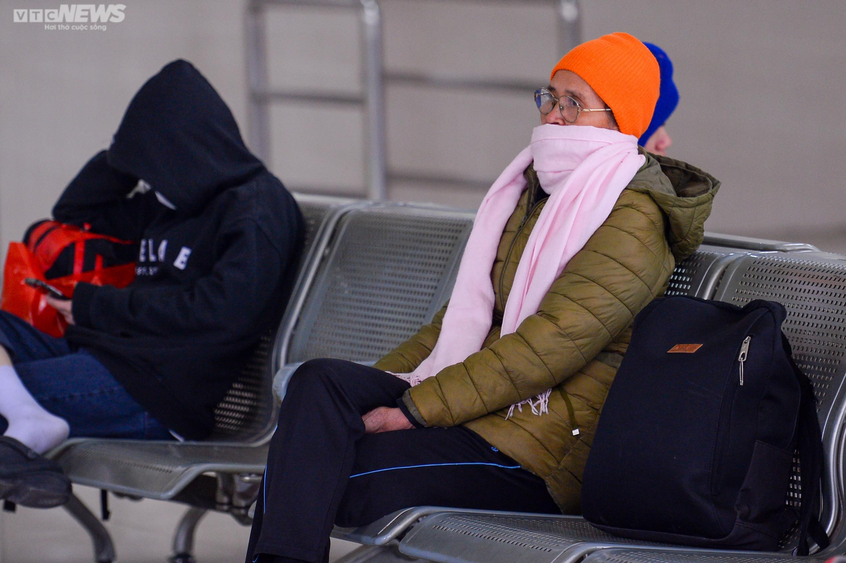 Người dân lỉnh kỉnh đồ đạc rời Thủ đô dịp nghỉ Tết dương lịch - 15