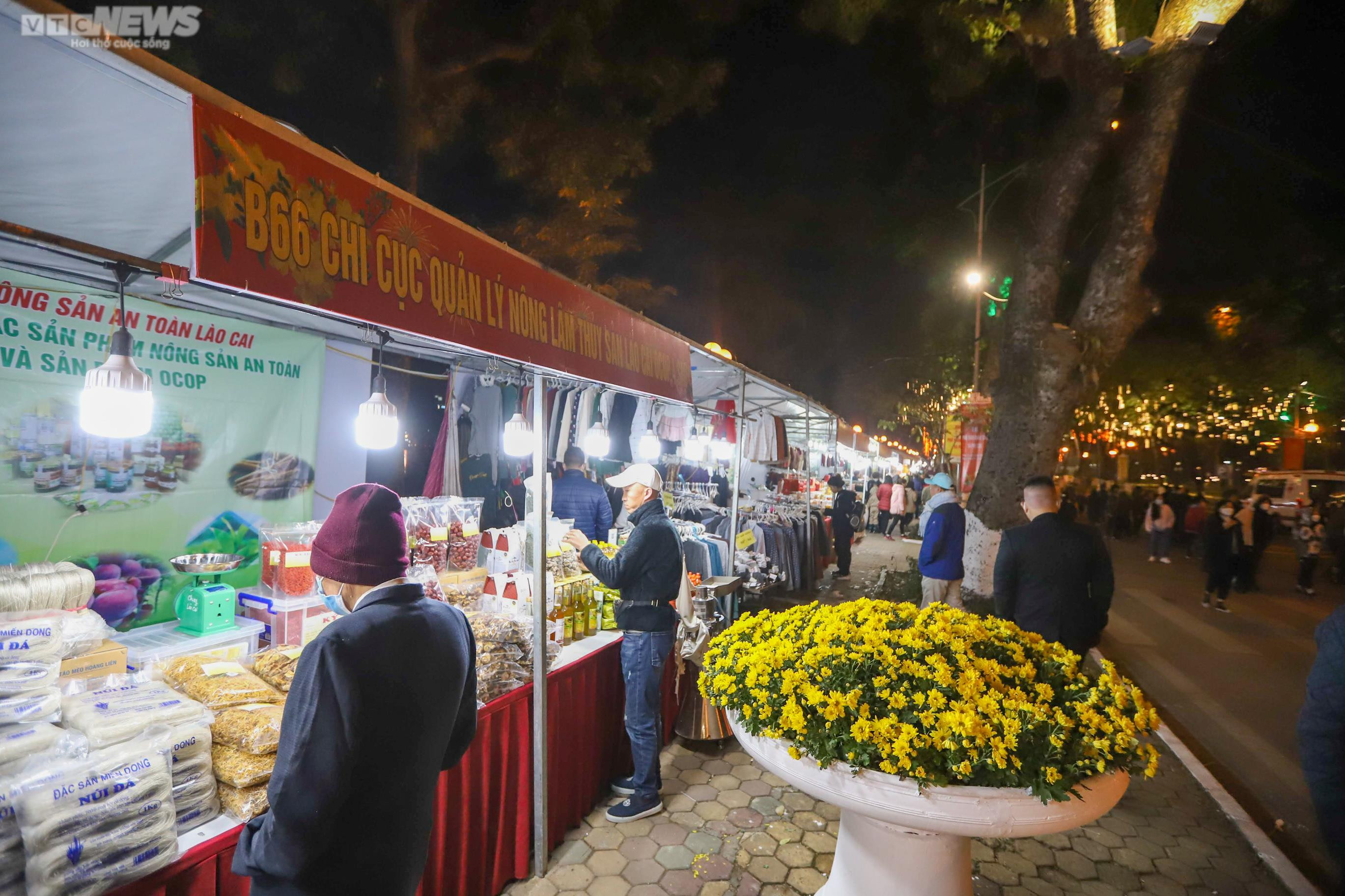 Người Hà Nội háo hức dạo phố đi bộ Trần Nhân Tông trong ngày khai trương - 8