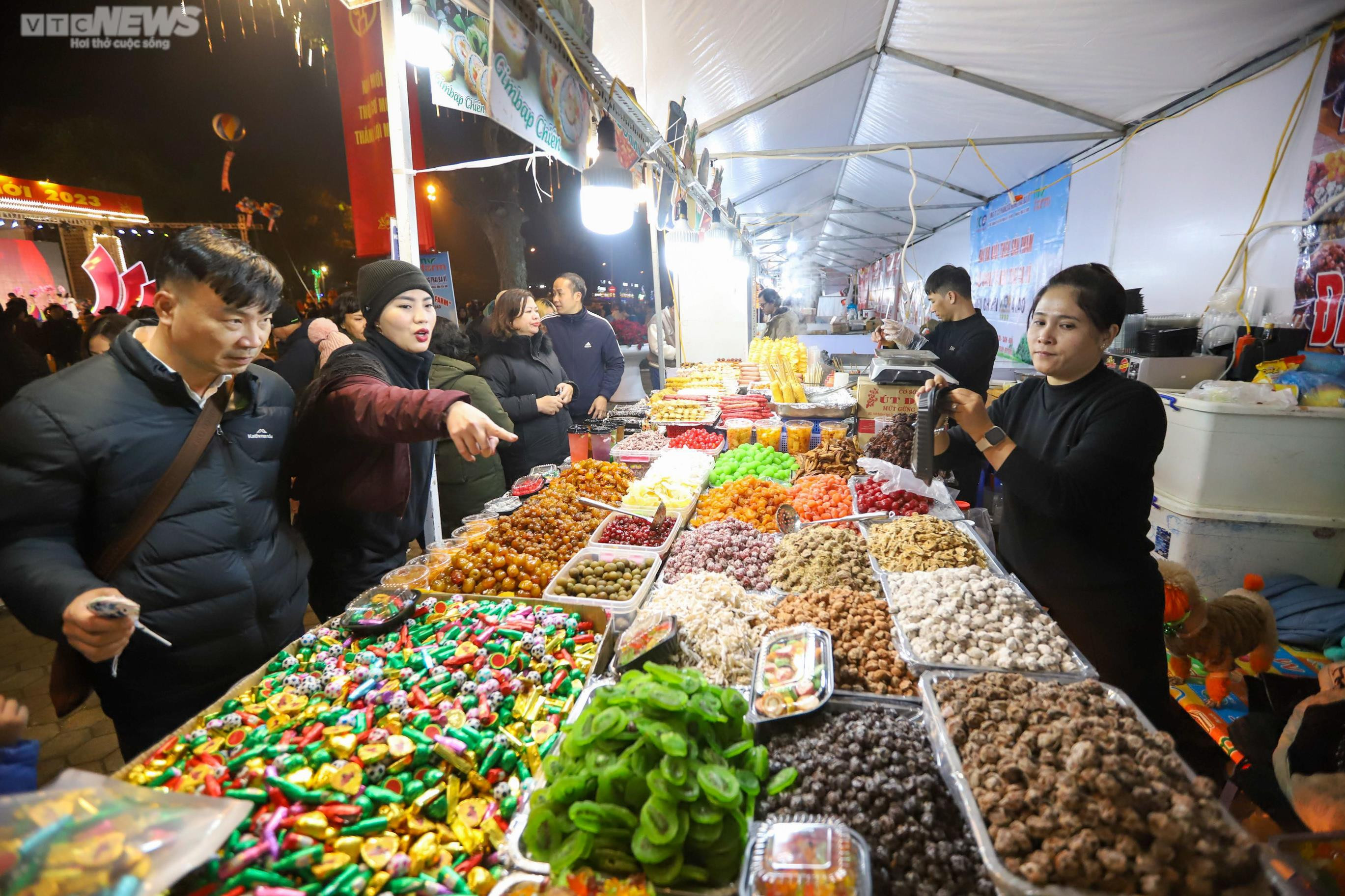 Người Hà Nội háo hức dạo phố đi bộ Trần Nhân Tông trong ngày khai trương - 4