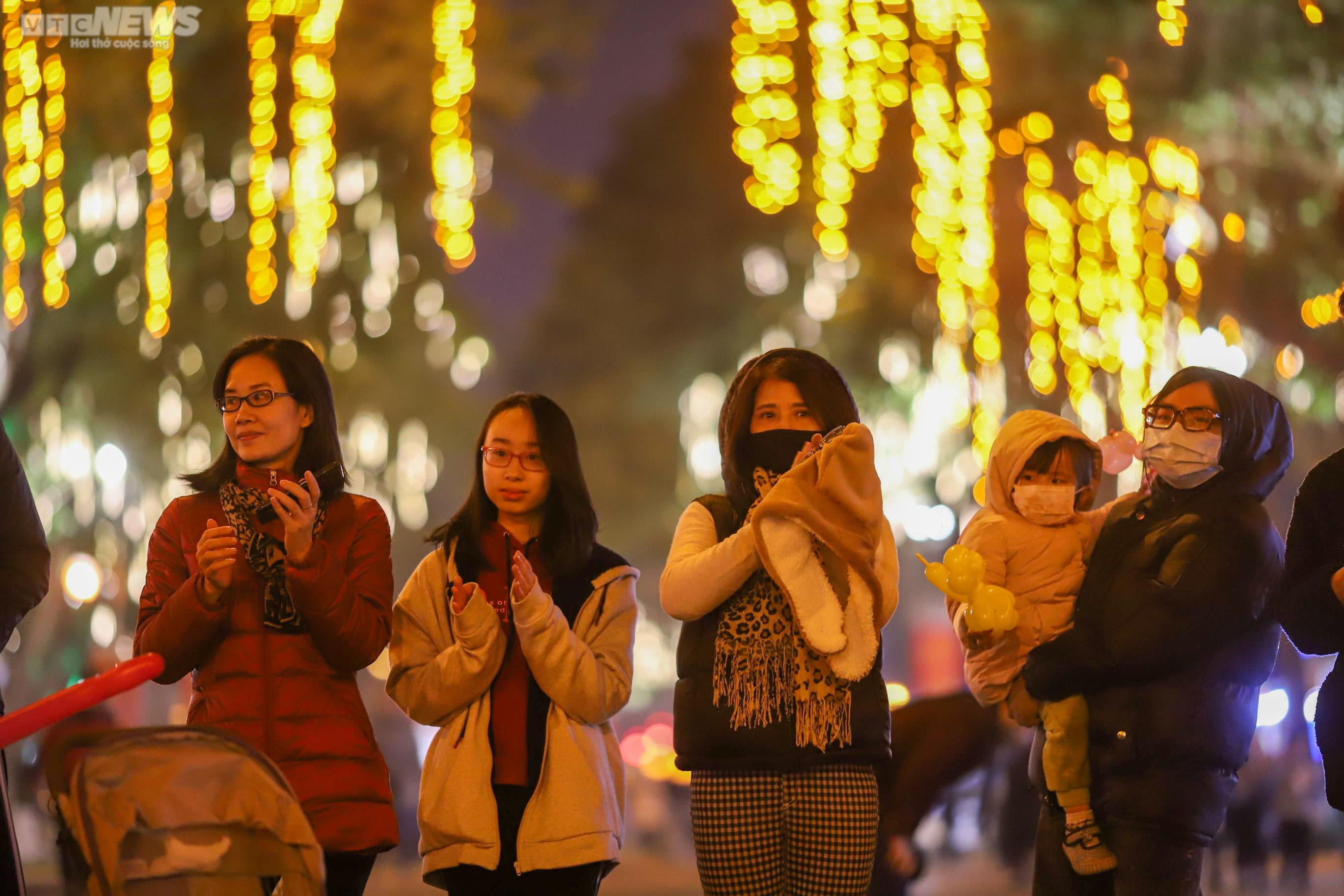 Người Hà Nội háo hức dạo phố đi bộ Trần Nhân Tông trong ngày khai trương - 17