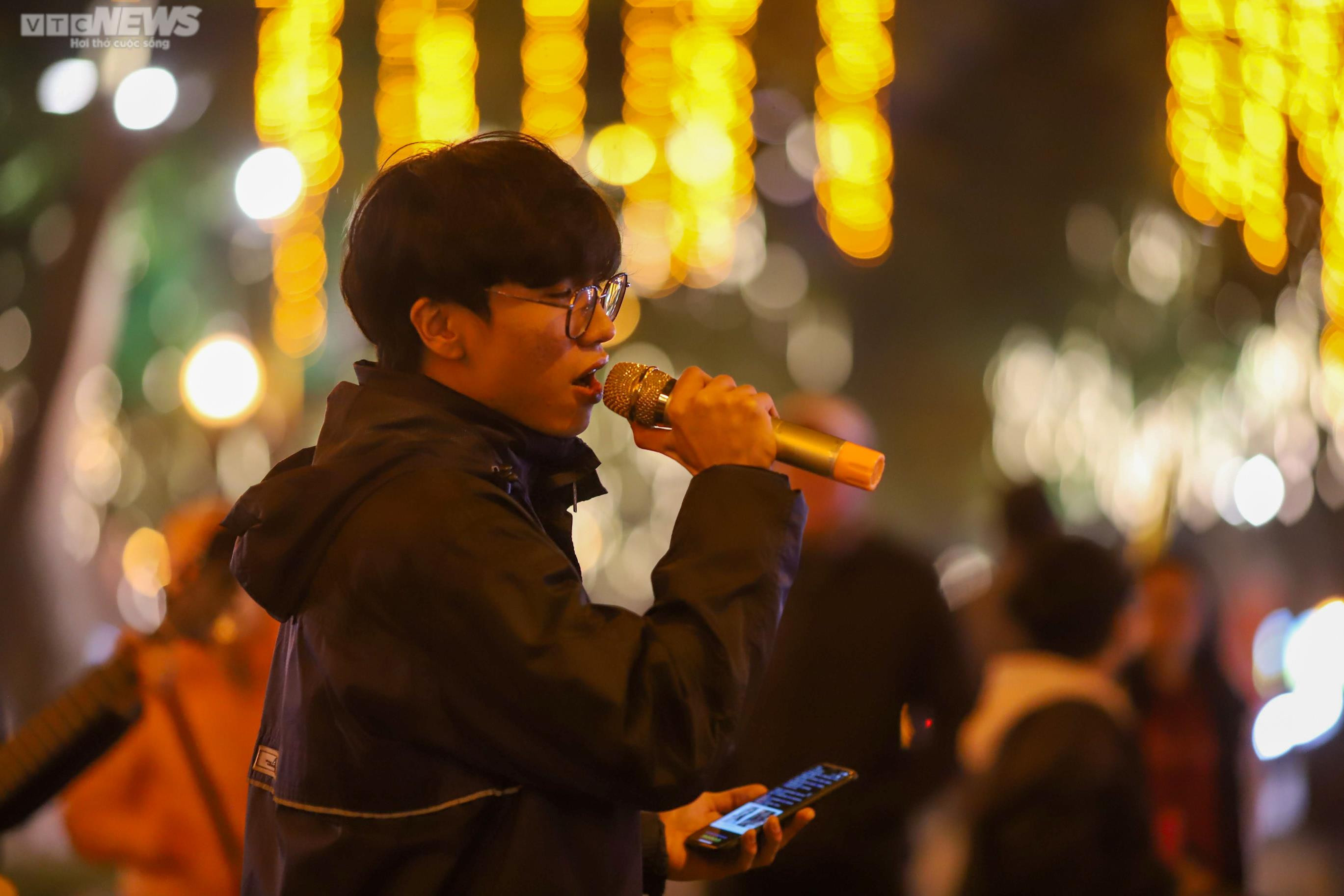 Người Hà Nội háo hức dạo phố đi bộ Trần Nhân Tông trong ngày khai trương - 13