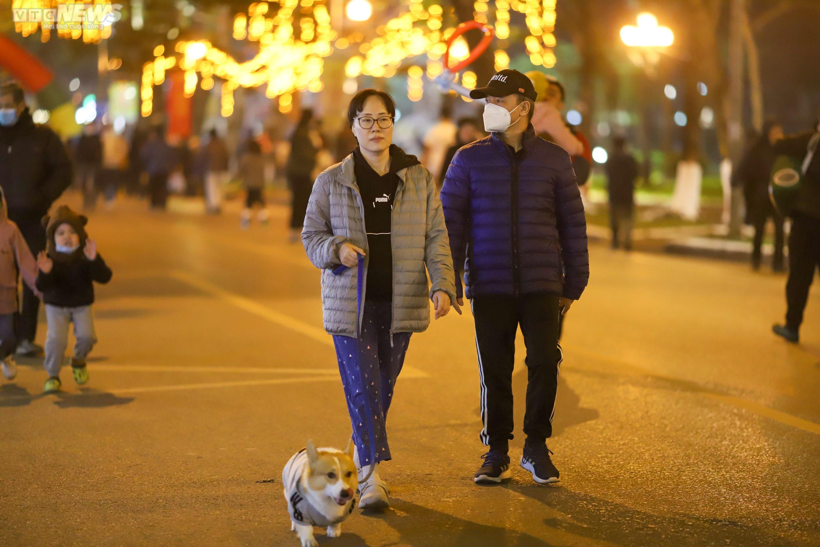 Người Hà Nội háo hức dạo phố đi bộ Trần Nhân Tông trong ngày khai trương - 10