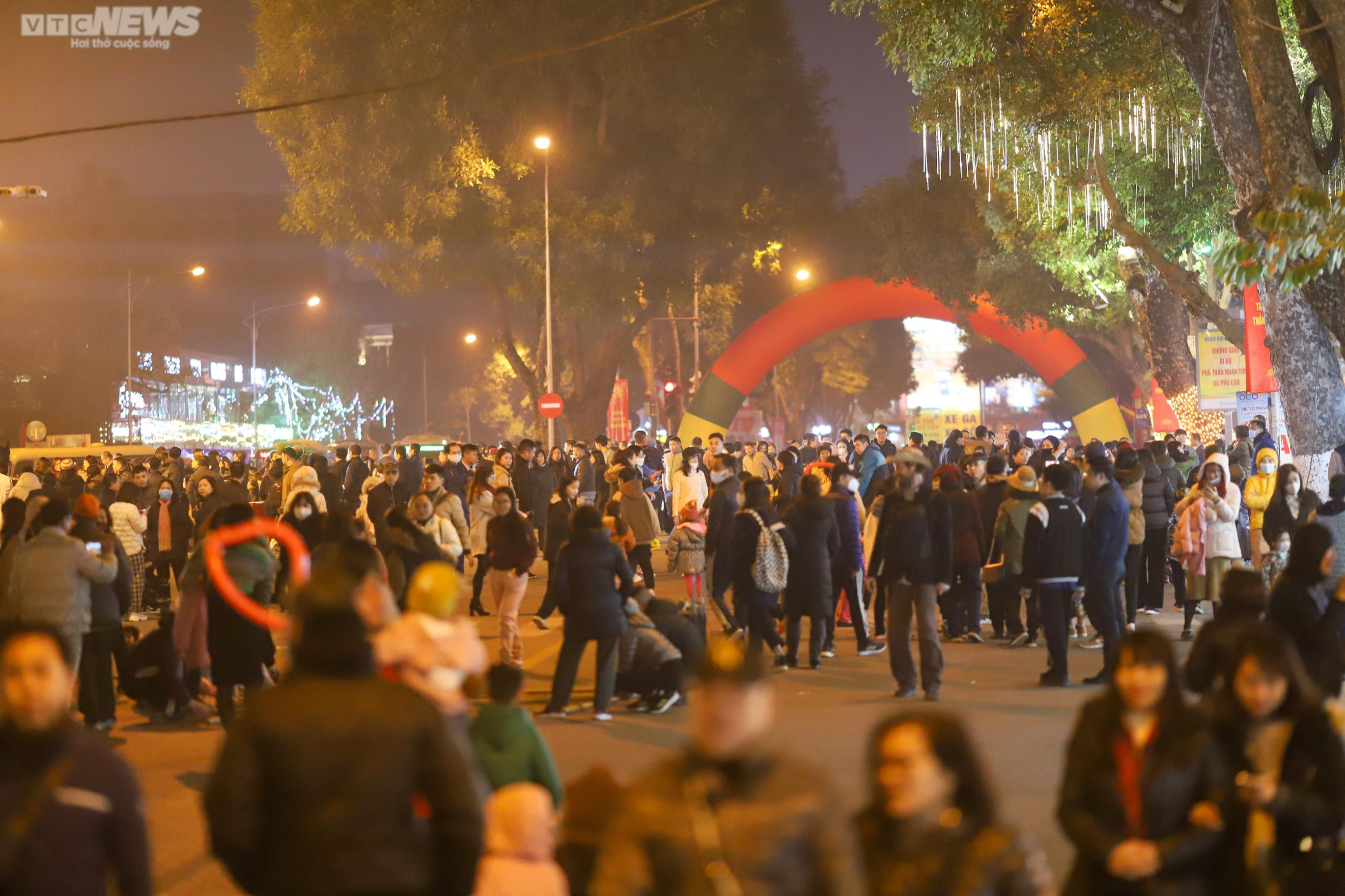 Người Hà Nội háo hức dạo phố đi bộ Trần Nhân Tông trong ngày khai trương - 2