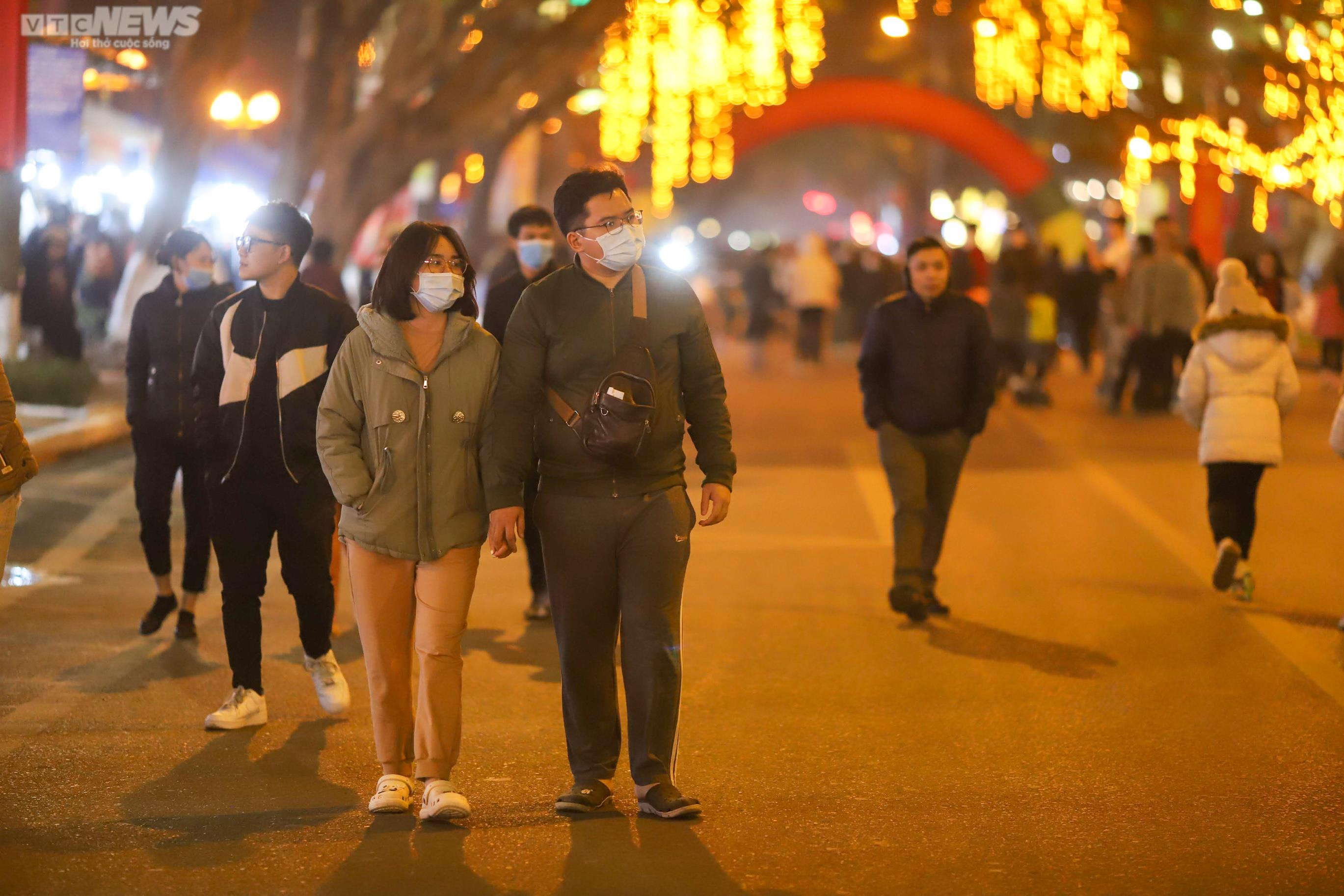 Người Hà Nội háo hức dạo phố đi bộ Trần Nhân Tông trong ngày khai trương - 16