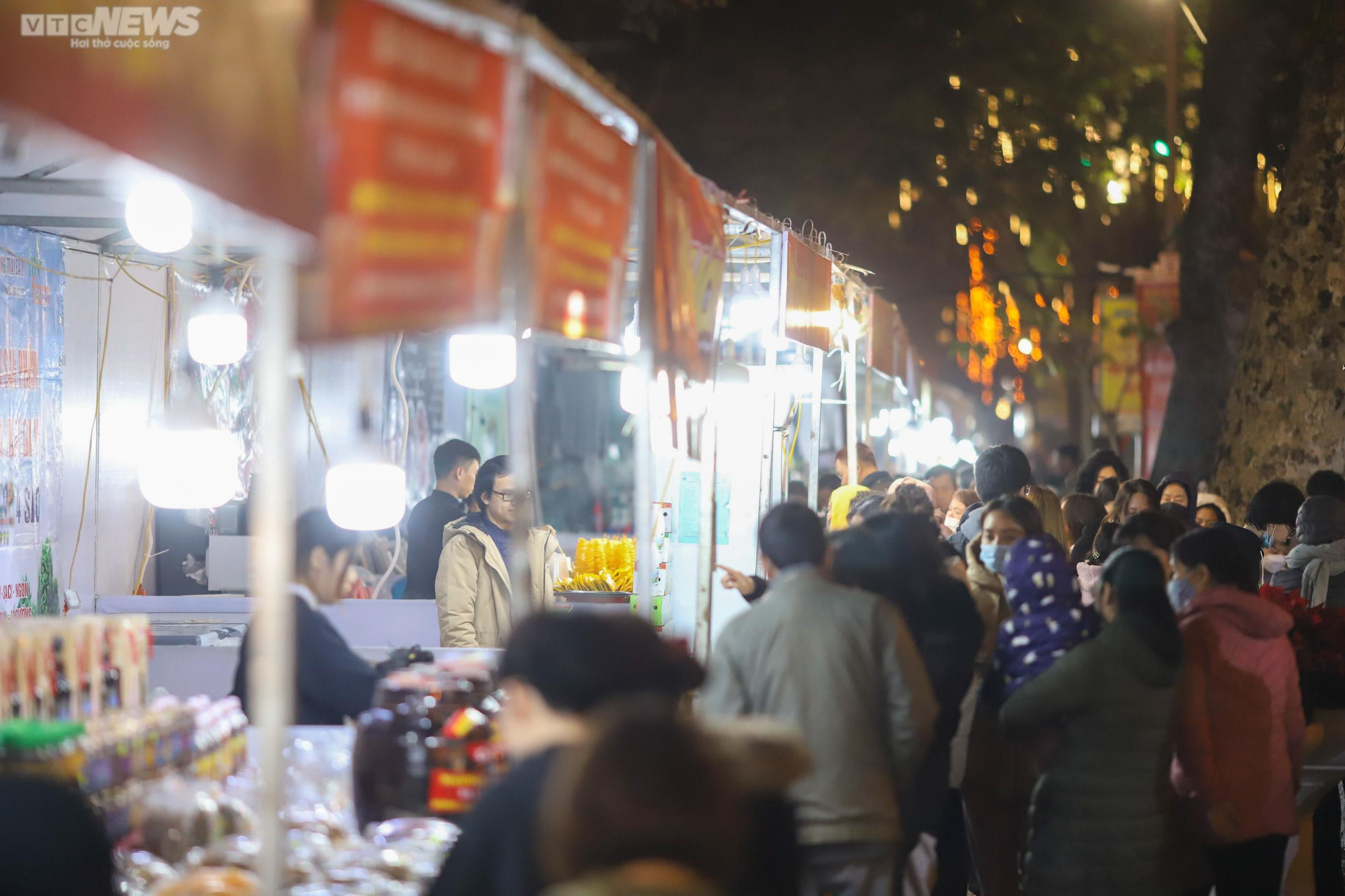 Người Hà Nội háo hức dạo phố đi bộ Trần Nhân Tông trong ngày khai trương - 9