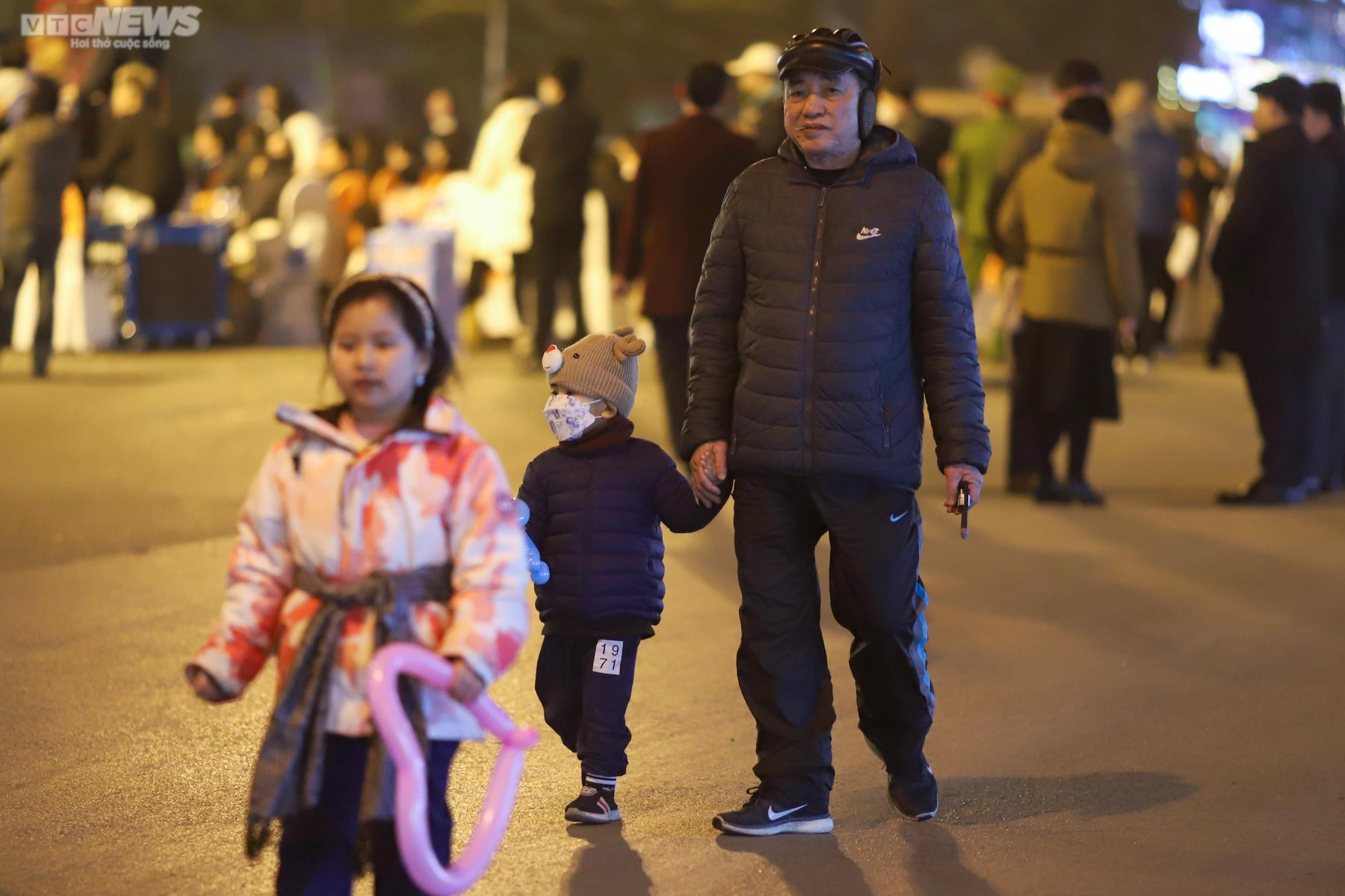 Người Hà Nội háo hức dạo phố đi bộ Trần Nhân Tông trong ngày khai trương - 11