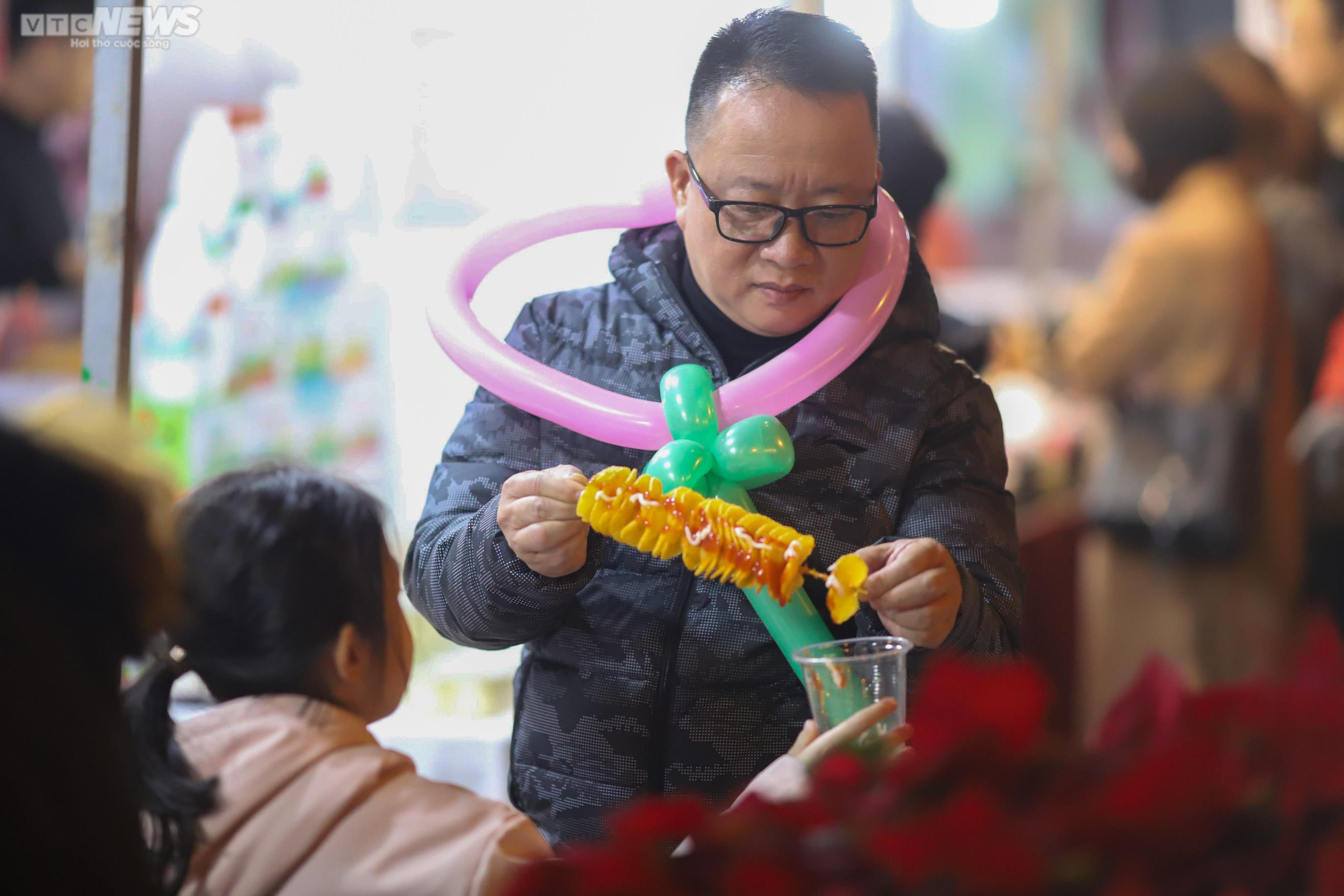 Người Hà Nội háo hức dạo phố đi bộ Trần Nhân Tông trong ngày khai trương - 14