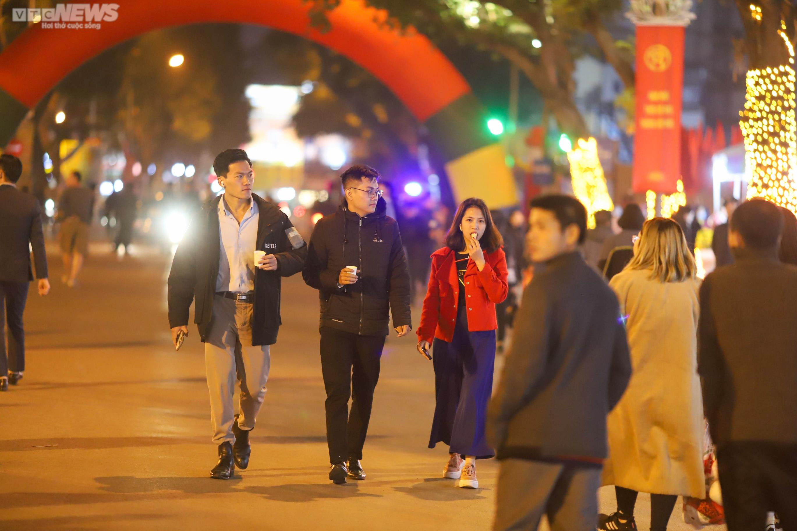 Người Hà Nội háo hức dạo phố đi bộ Trần Nhân Tông trong ngày khai trương - 7