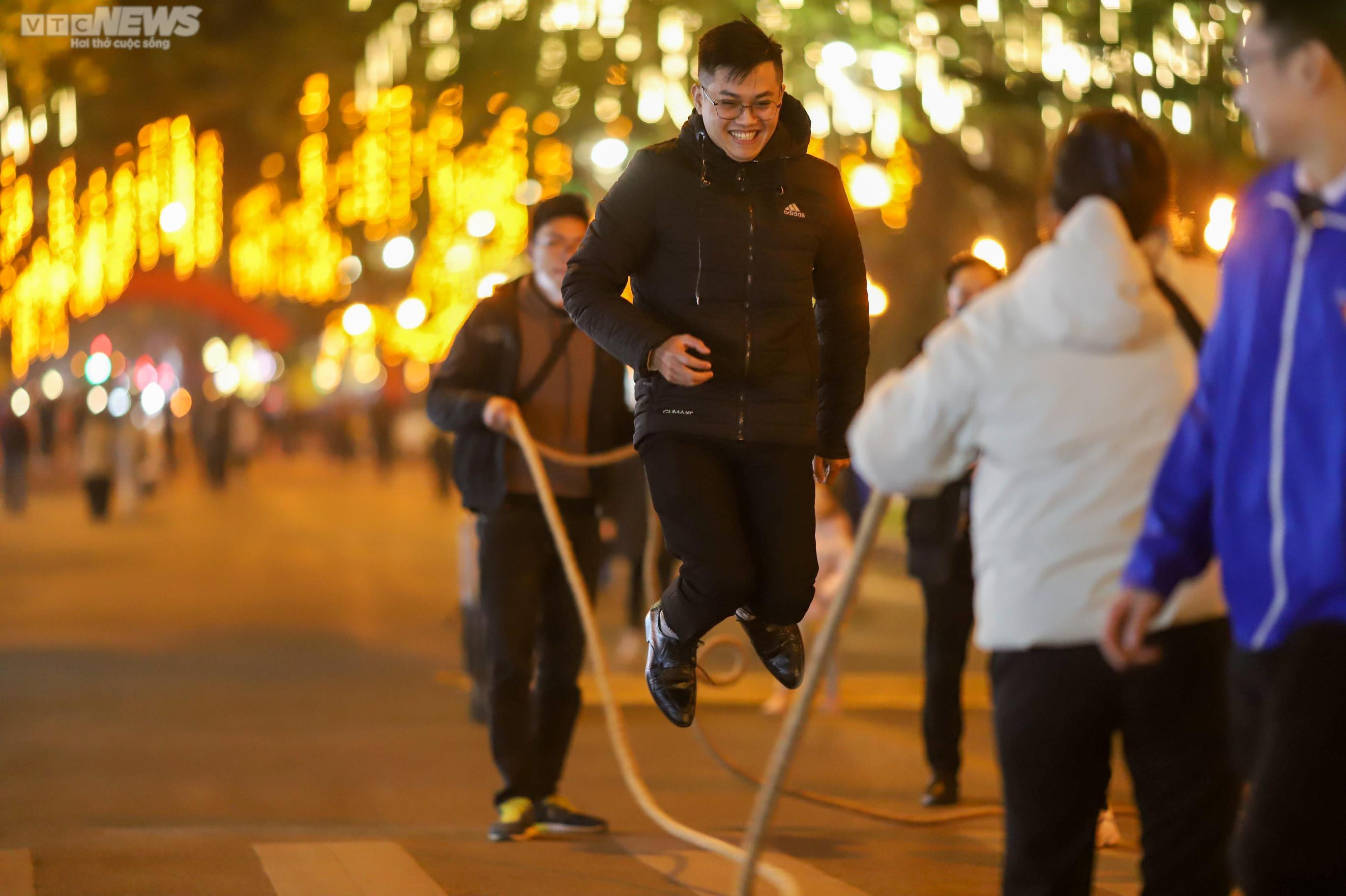 Người Hà Nội háo hức dạo phố đi bộ Trần Nhân Tông trong ngày khai trương - 12