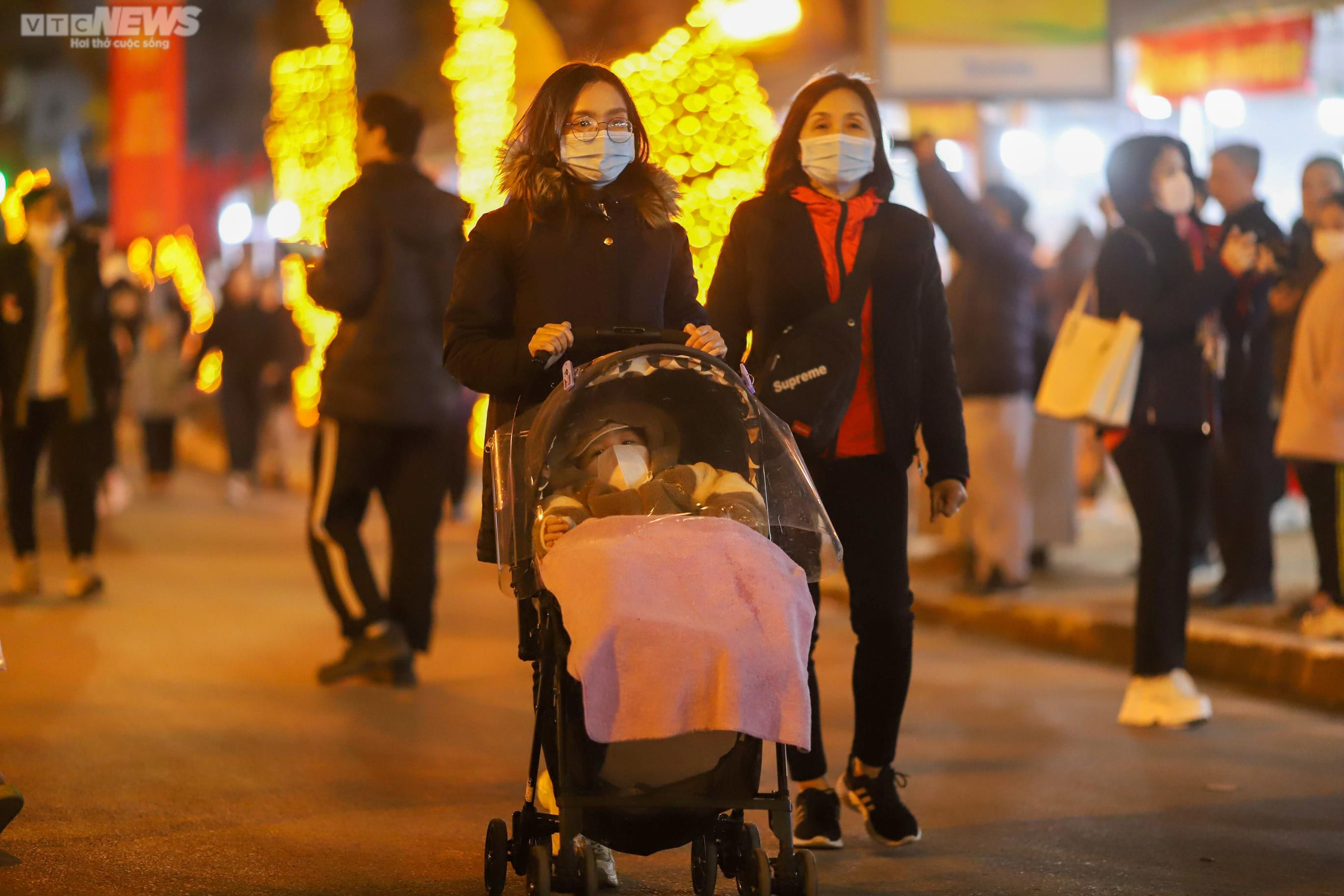 Người Hà Nội háo hức dạo phố đi bộ Trần Nhân Tông trong ngày khai trương - 3