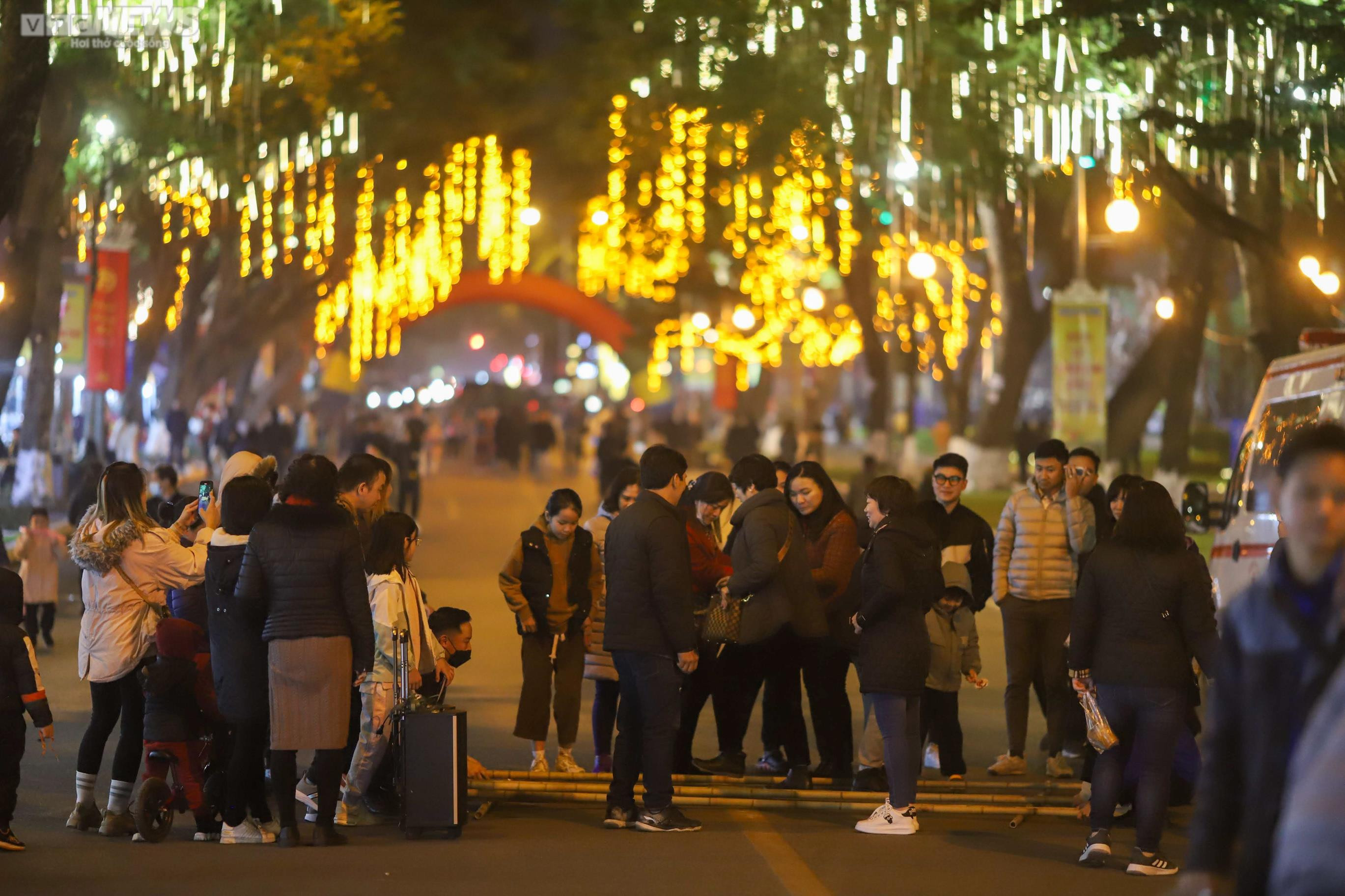 Người Hà Nội háo hức dạo phố đi bộ Trần Nhân Tông trong ngày khai trương - 15