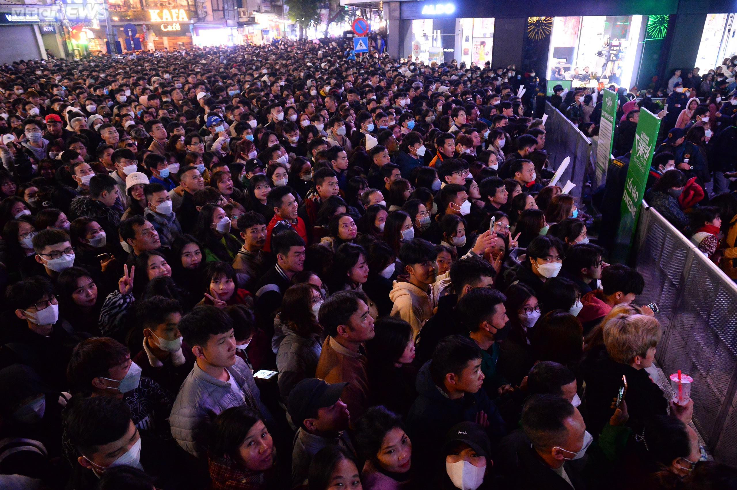 Biển người đổ ra đường đêm giao thừa, phố đi bộ Hà Nội, TP.HCM kẹt cứng - 1