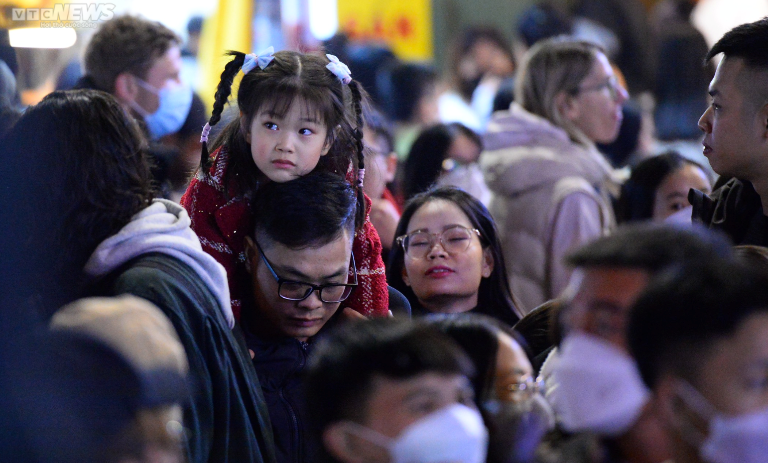 Biển người đổ ra đường đêm giao thừa, phố đi bộ Hà Nội, TP.HCM kẹt cứng - 4