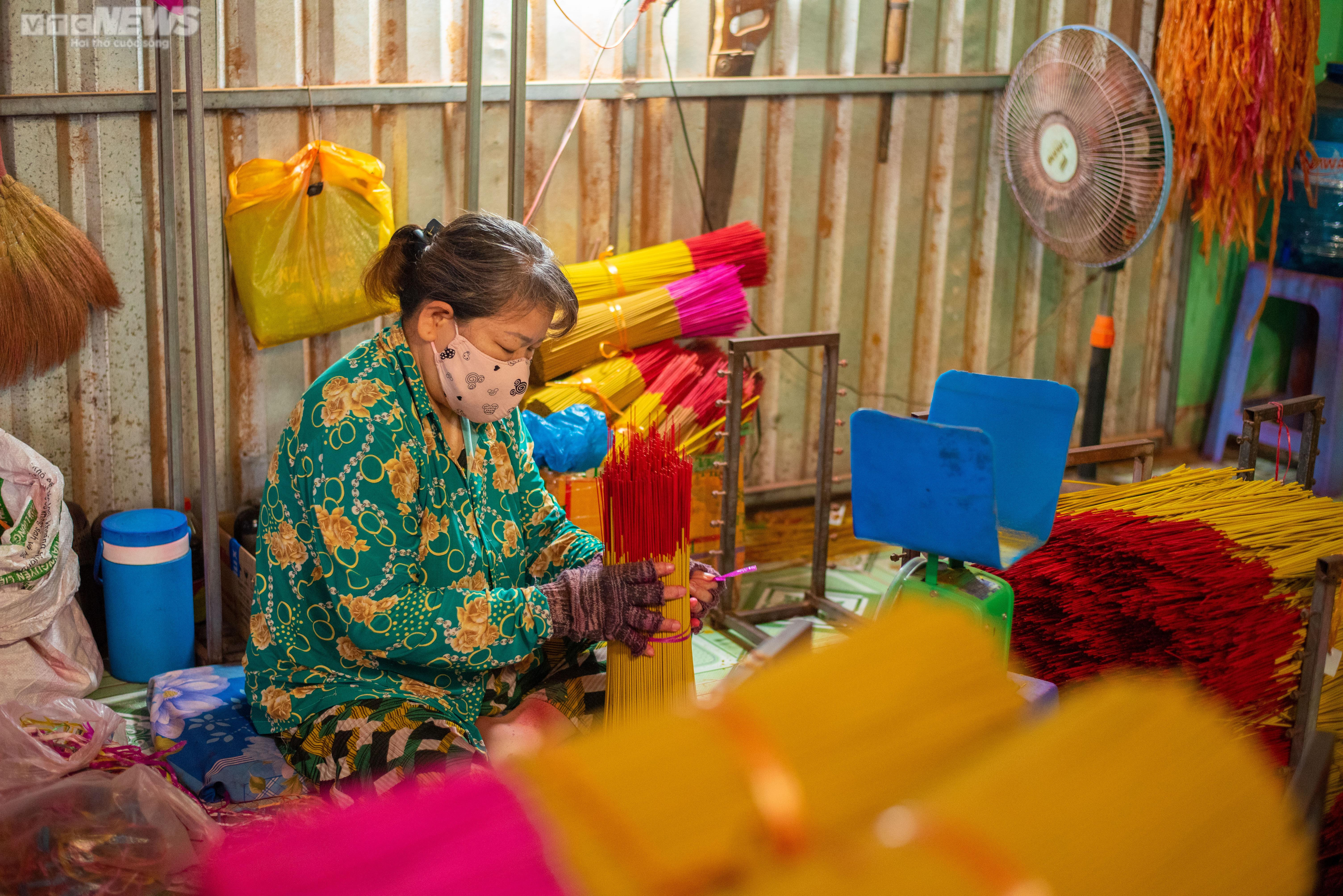 Làng nhang gần 100 tuổi ở TP.HCM rực rỡ sắc màu vào vụ Tết - 10