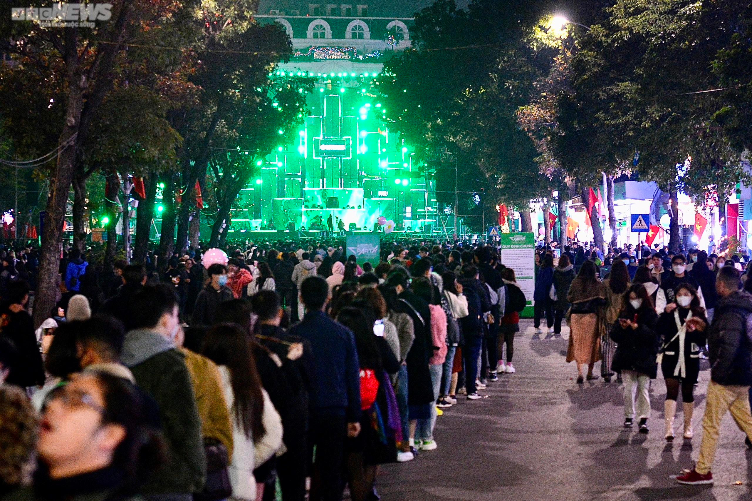 Biển người đổ ra đường đêm giao thừa, phố đi bộ Hà Nội, TP.HCM kẹt cứng - 6