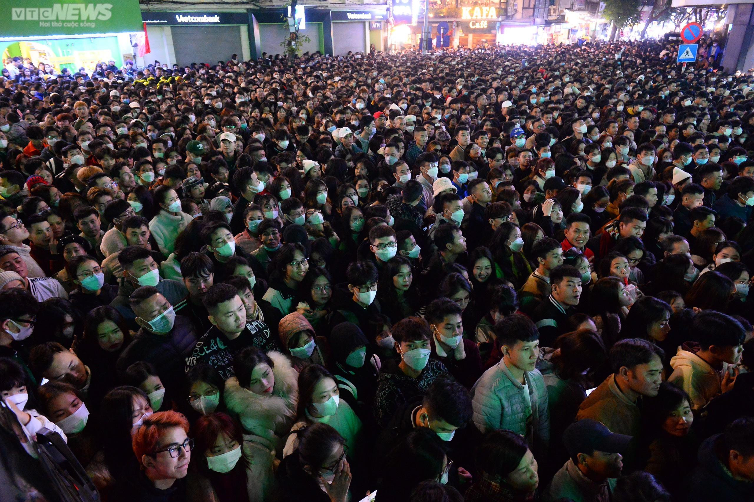 Biển người đổ ra đường đêm giao thừa, phố đi bộ Hà Nội, TP.HCM kẹt cứng - 3