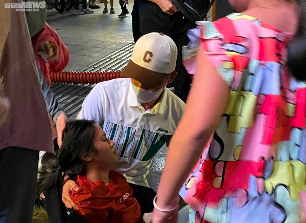 Biển người đổ ra đường đêm giao thừa, phố đi bộ Hà Nội, TP.HCM kẹt cứng - 11