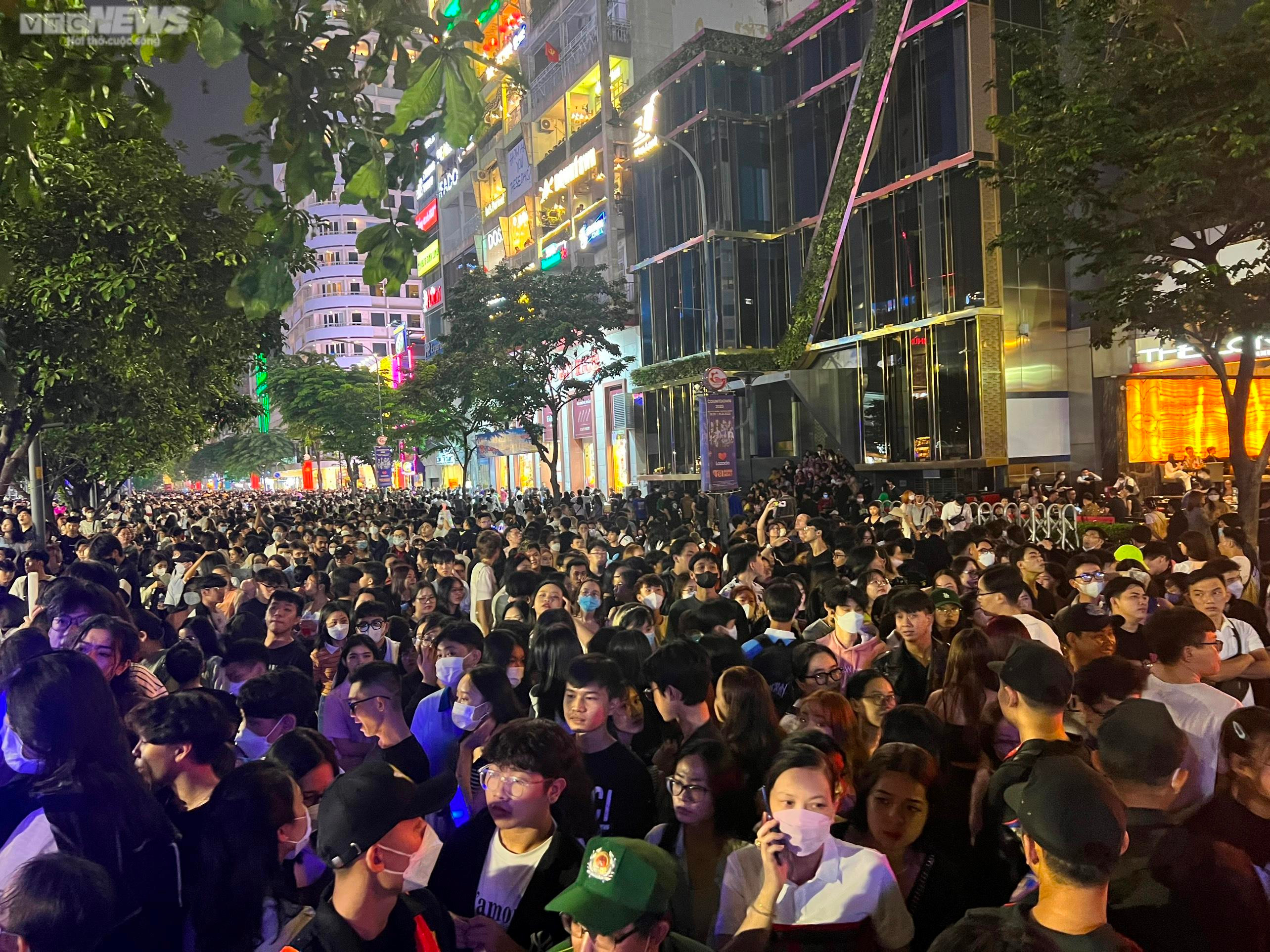Biển người đổ ra đường đêm giao thừa, phố đi bộ Hà Nội, TP.HCM kẹt cứng - 9