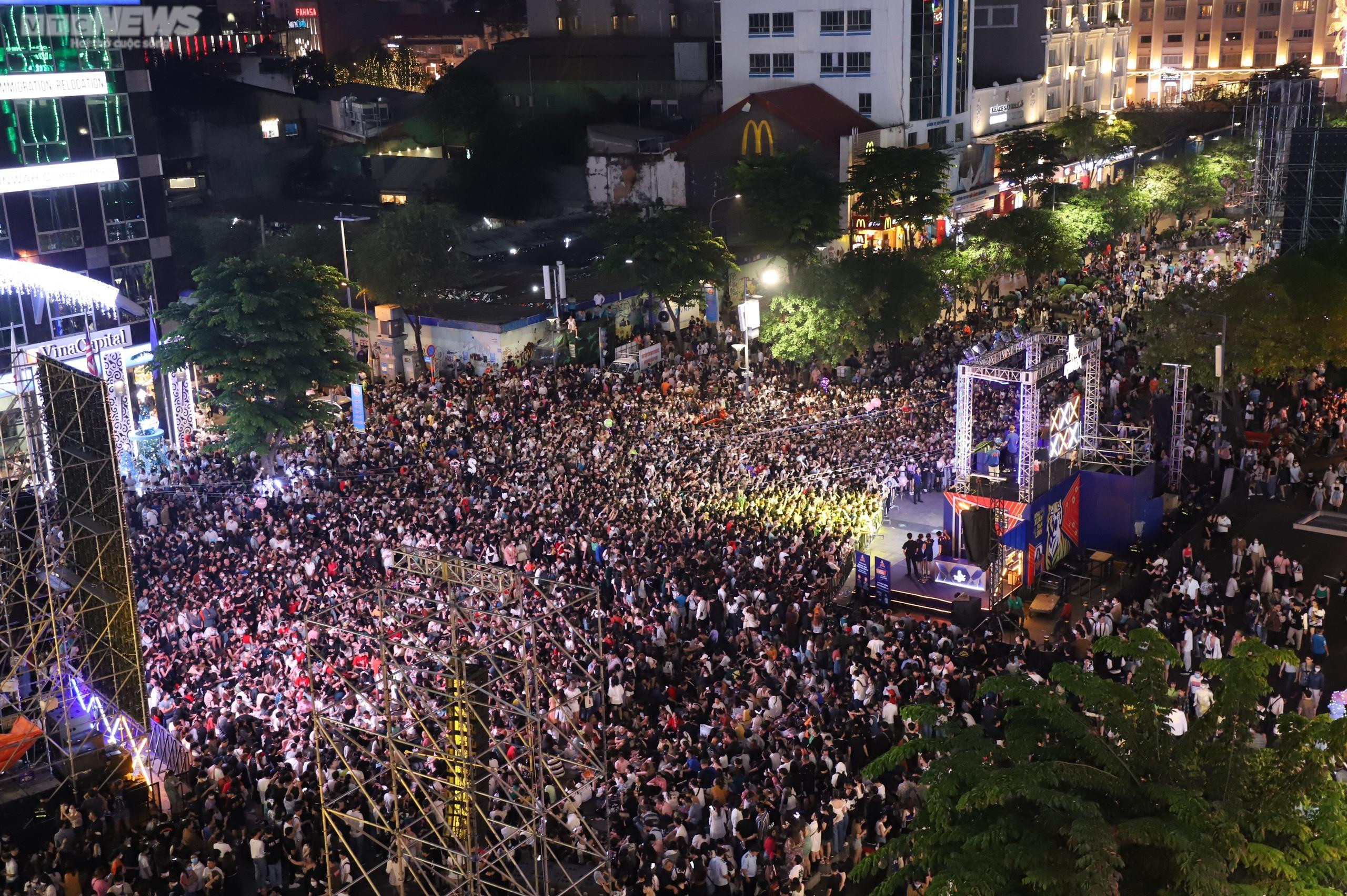 Biển người đổ ra đường đêm giao thừa, phố đi bộ Hà Nội, TP.HCM kẹt cứng - 13