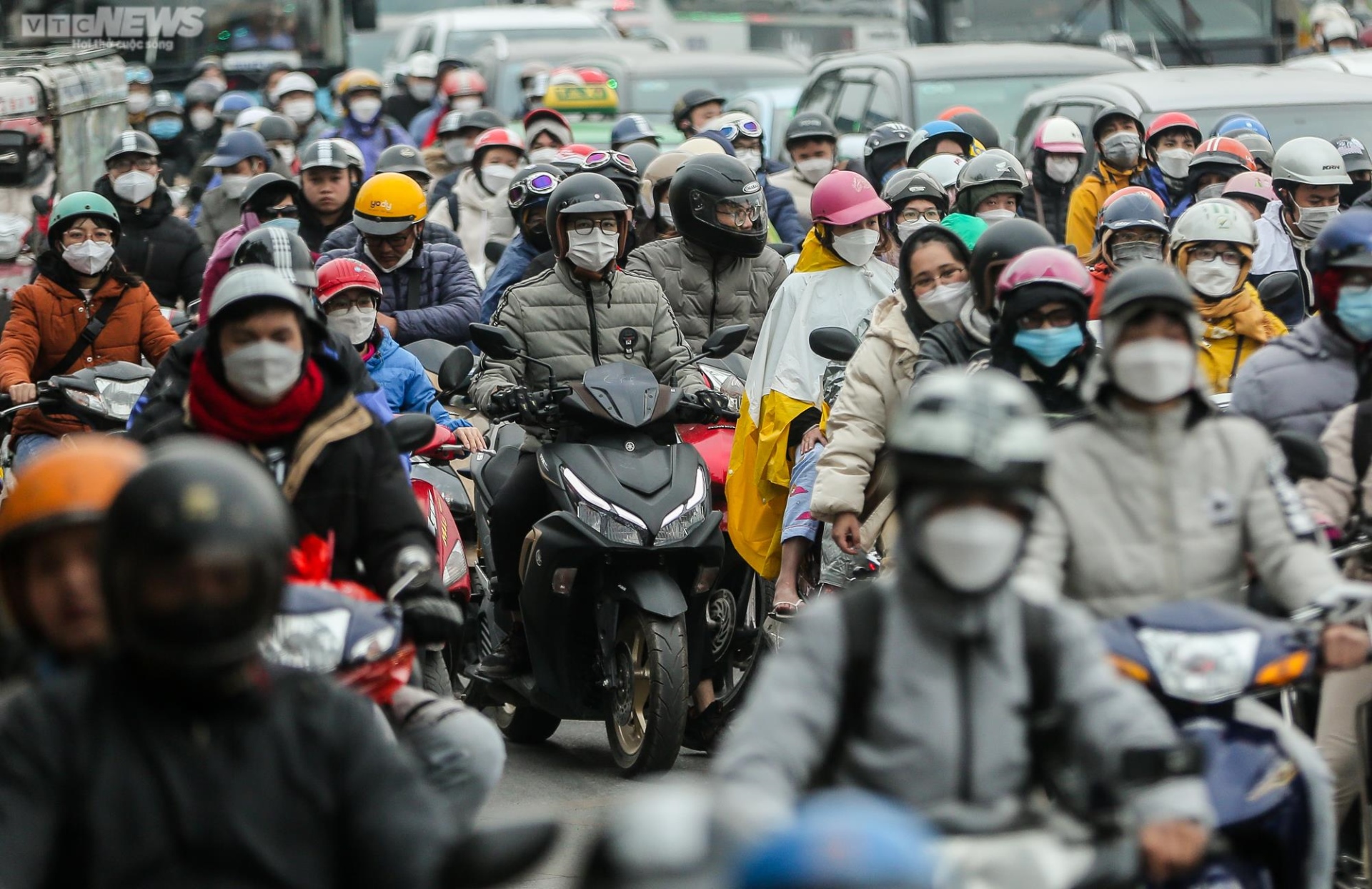 Người dân ùn ùn trở lại sau kỳ nghỉ Tết Dương lịch, cửa ngõ Thủ đô kẹt cứng - 5
