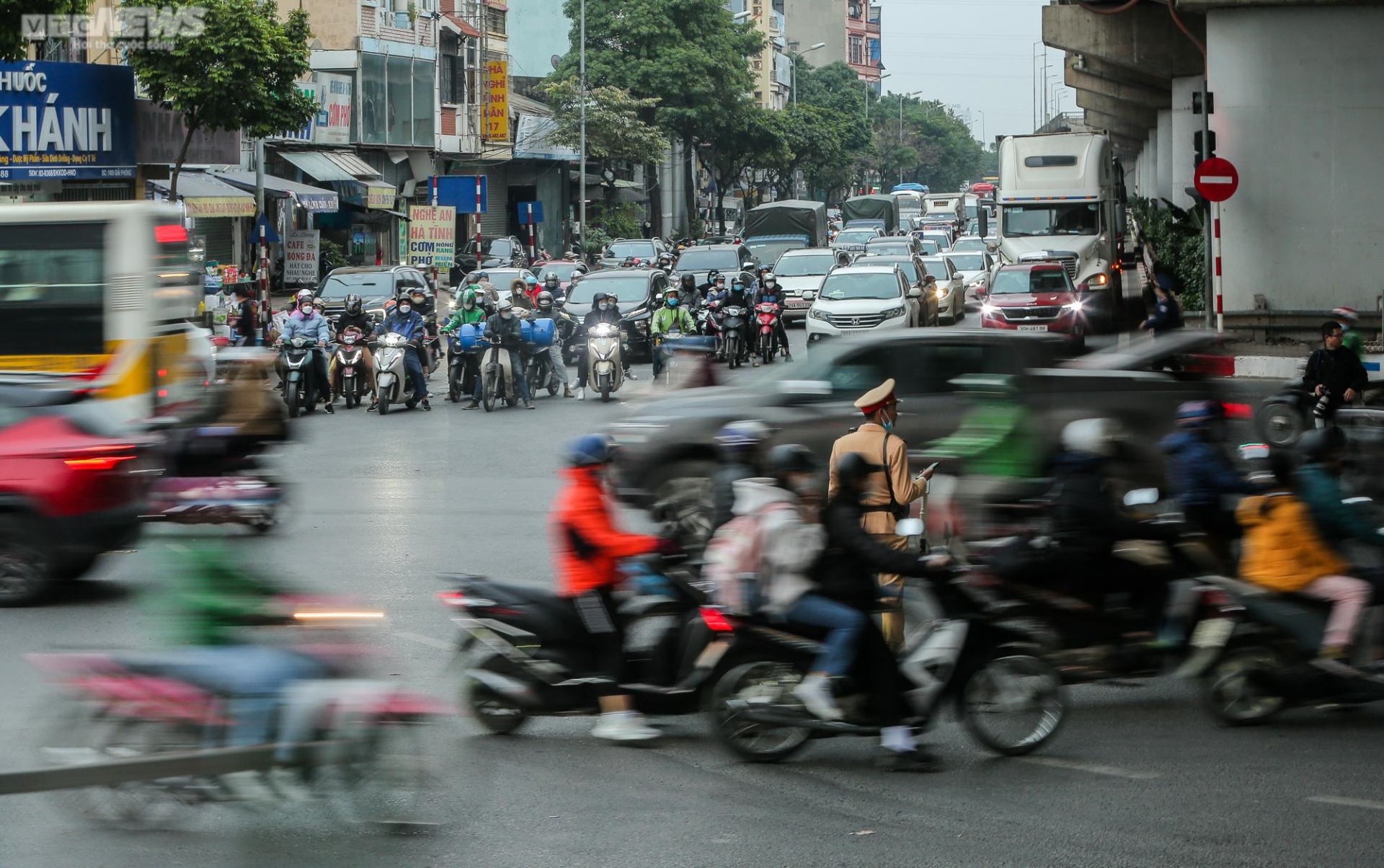 Người dân ùn ùn trở lại sau kỳ nghỉ Tết Dương lịch, cửa ngõ Thủ đô kẹt cứng - 12