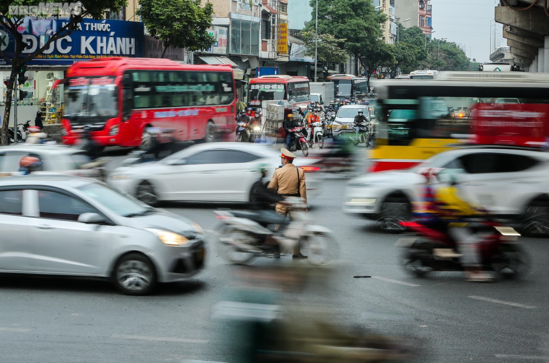 Người dân ùn ùn trở lại sau kỳ nghỉ Tết Dương lịch, cửa ngõ Thủ đô kẹt cứng - 13