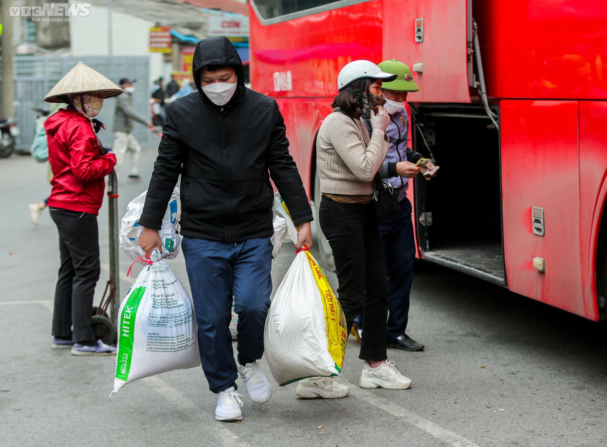 Bến xe nhộn nhịp người dân trở lại Thủ đô sau Tết Dương lịch - 10