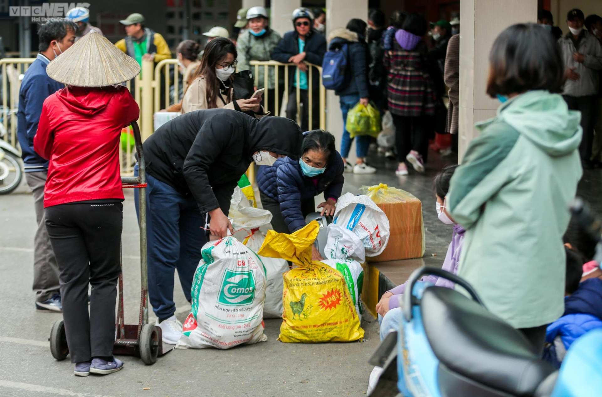 Bến xe nhộn nhịp người dân trở lại Thủ đô sau Tết Dương lịch - 11