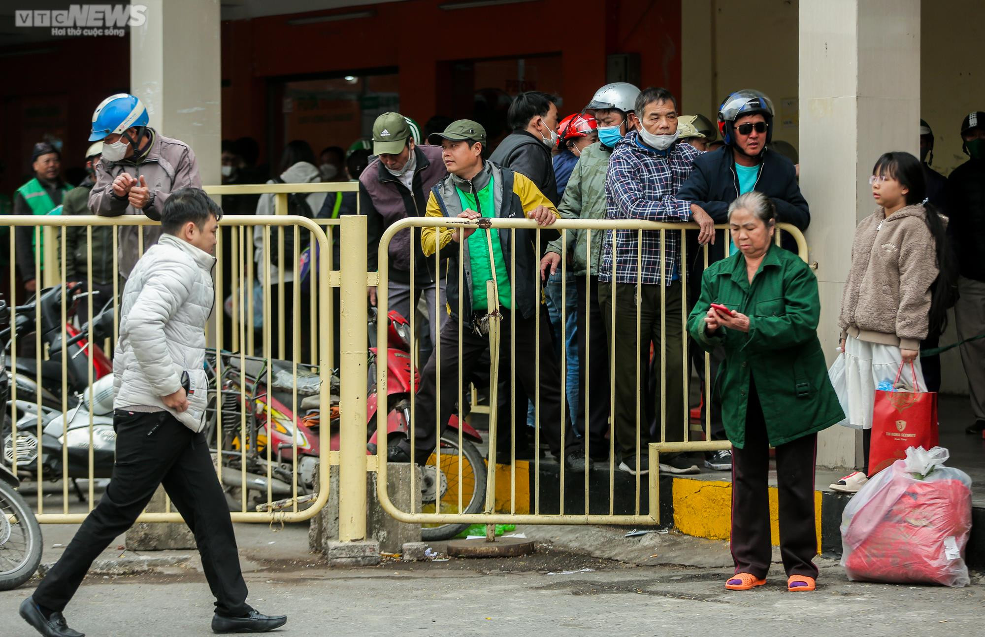 Bến xe nhộn nhịp người dân trở lại Thủ đô sau Tết Dương lịch - 13