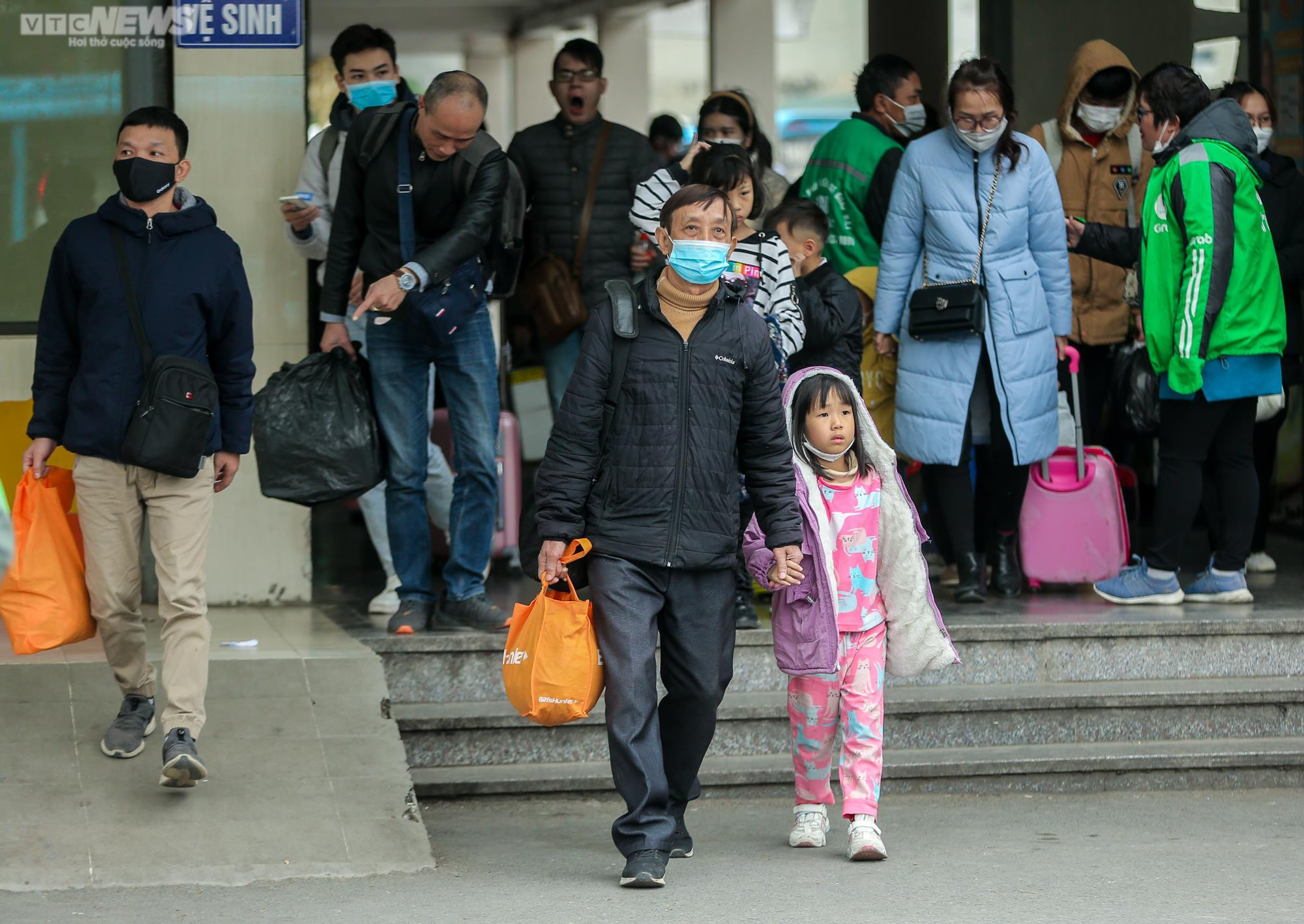 Bến xe nhộn nhịp người dân trở lại Thủ đô sau Tết Dương lịch - 6