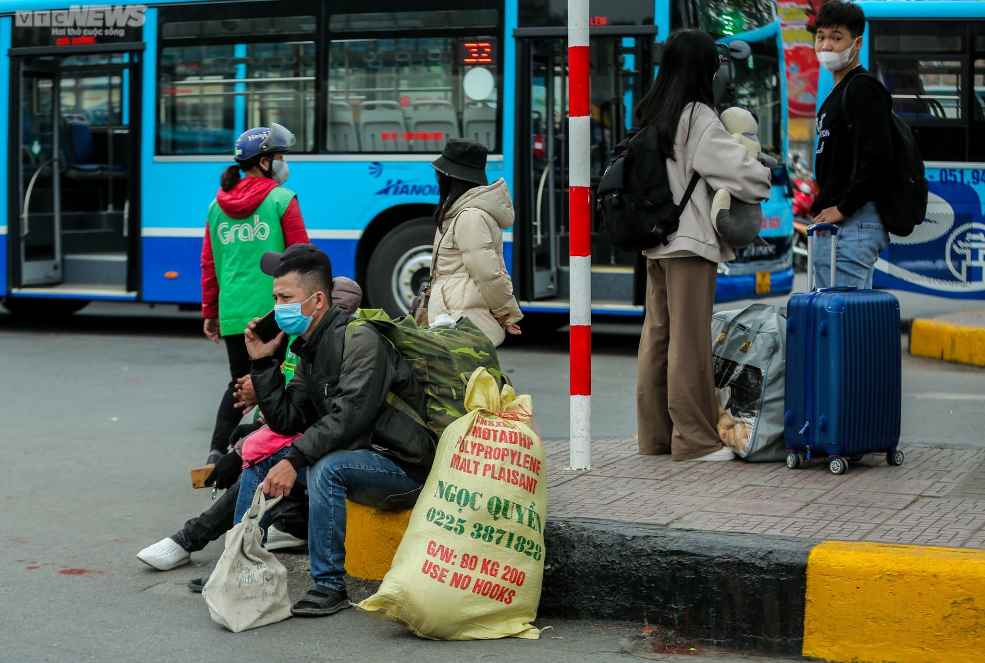 Bến xe nhộn nhịp người dân trở lại Thủ đô sau Tết Dương lịch - 9