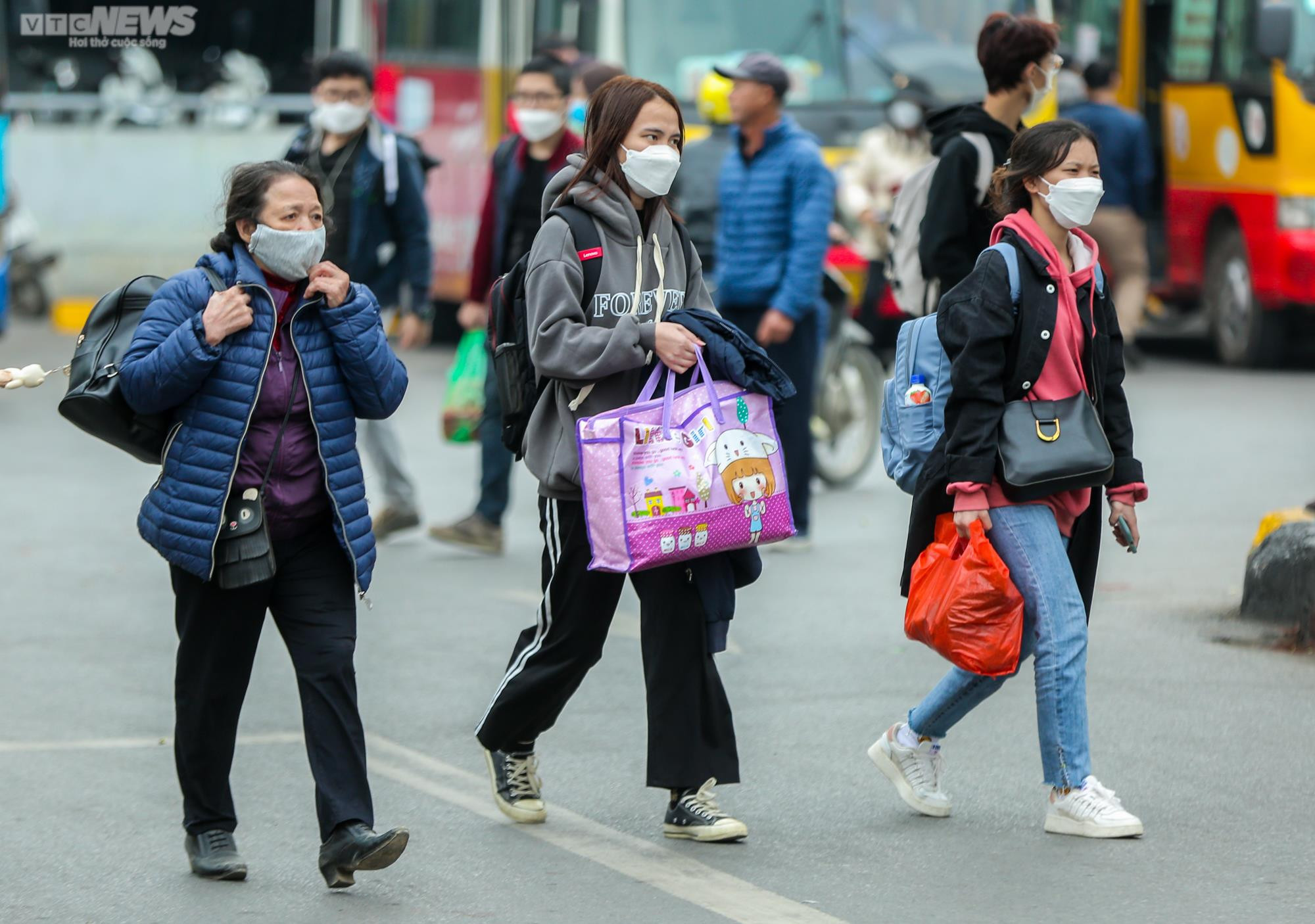 Bến xe nhộn nhịp người dân trở lại Thủ đô sau Tết Dương lịch - 17