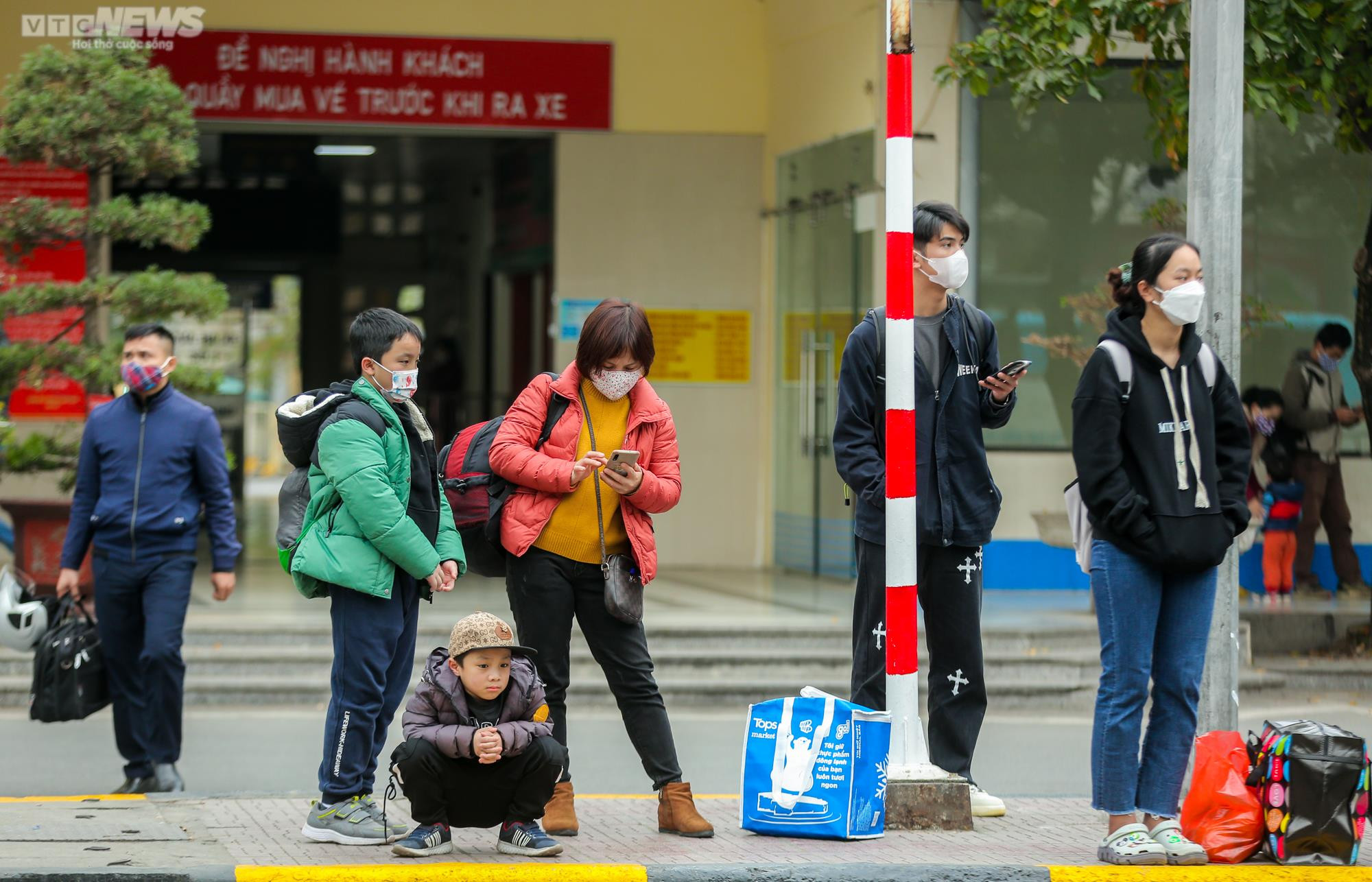 Bến xe nhộn nhịp người dân trở lại Thủ đô sau Tết Dương lịch - 16