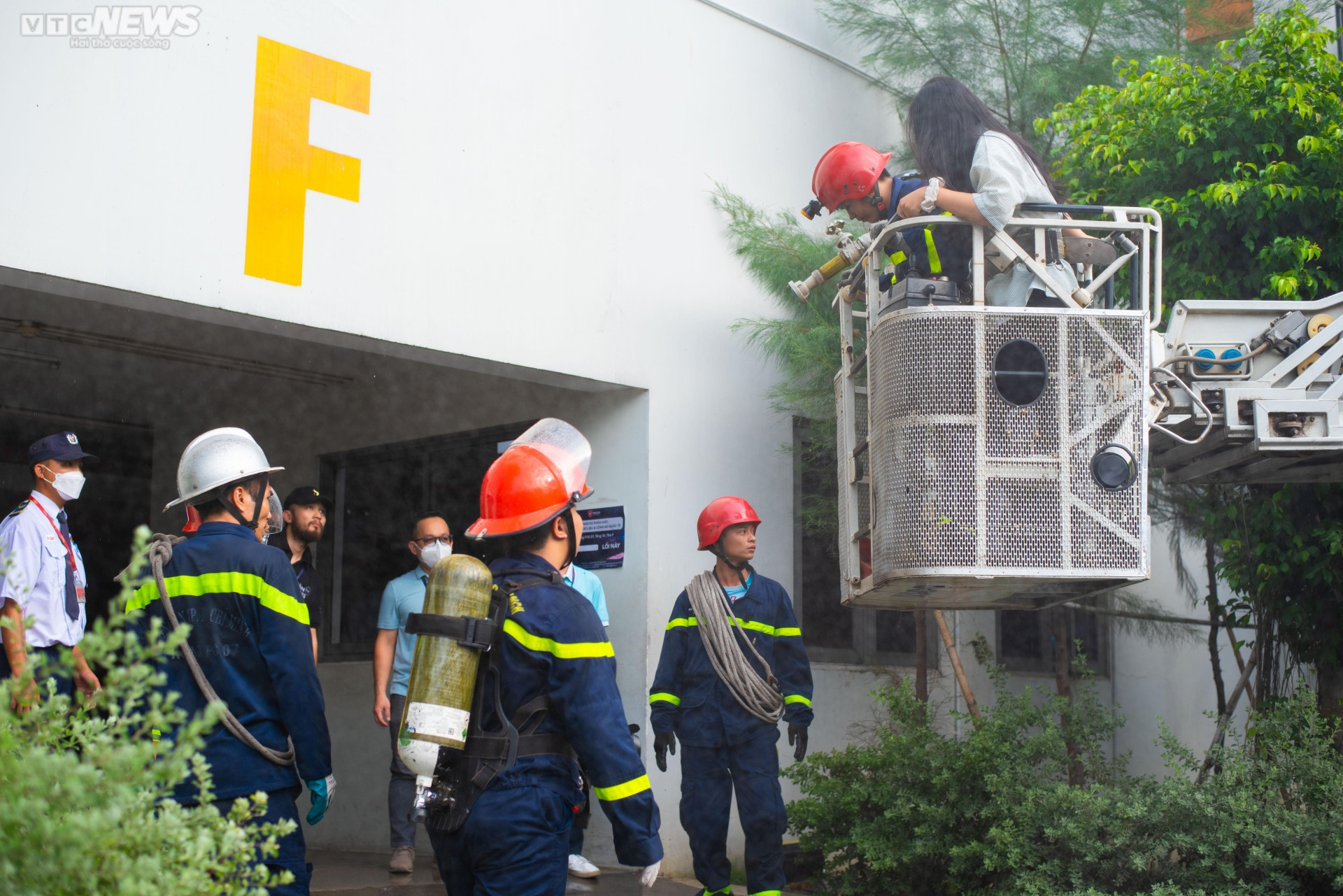 Cháy giả định tại trường đại học, 20 người mắc kẹt được giải cứu tại TP.HCM - 7