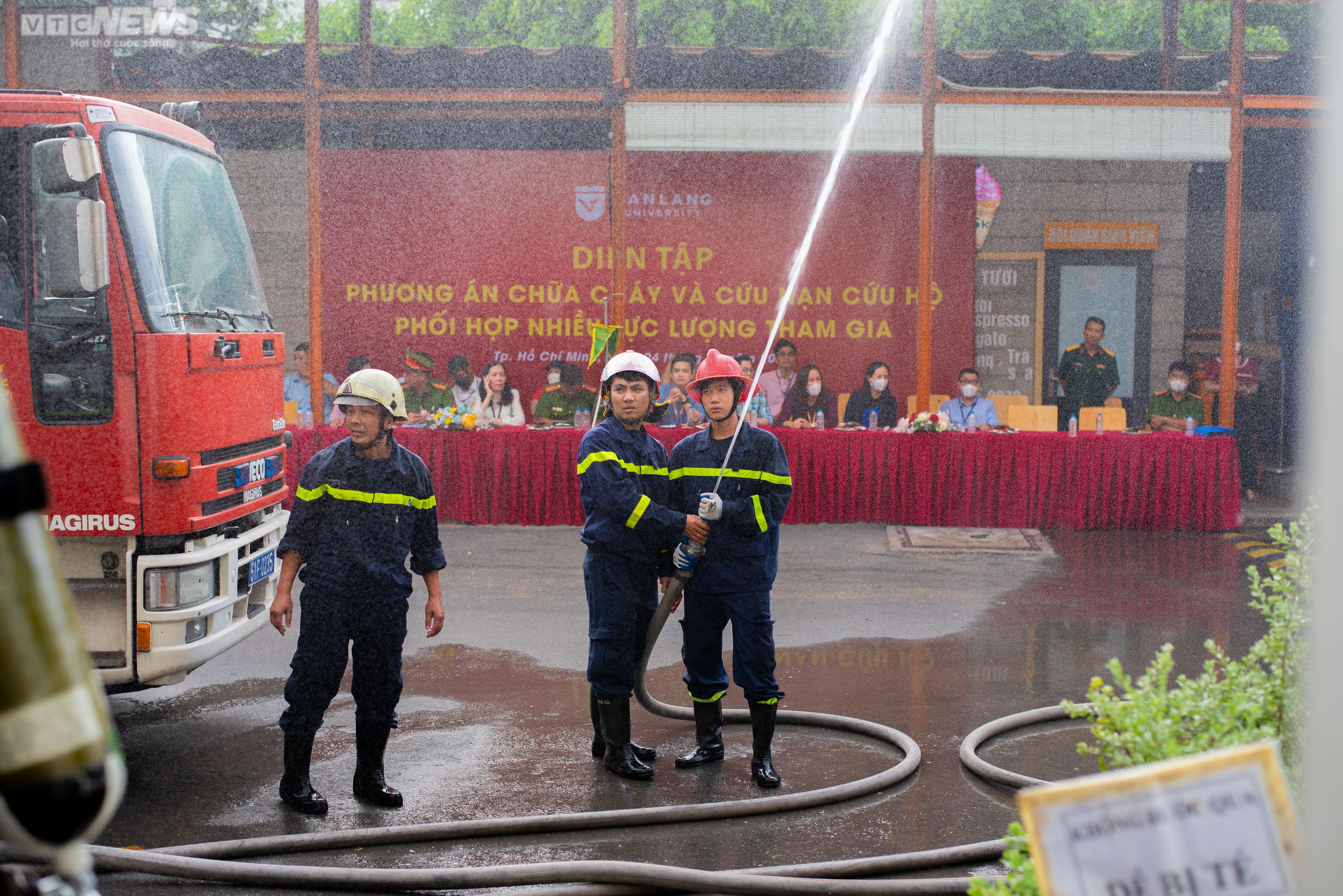 Cháy giả định tại trường đại học, 20 người mắc kẹt được giải cứu tại TP.HCM - 1