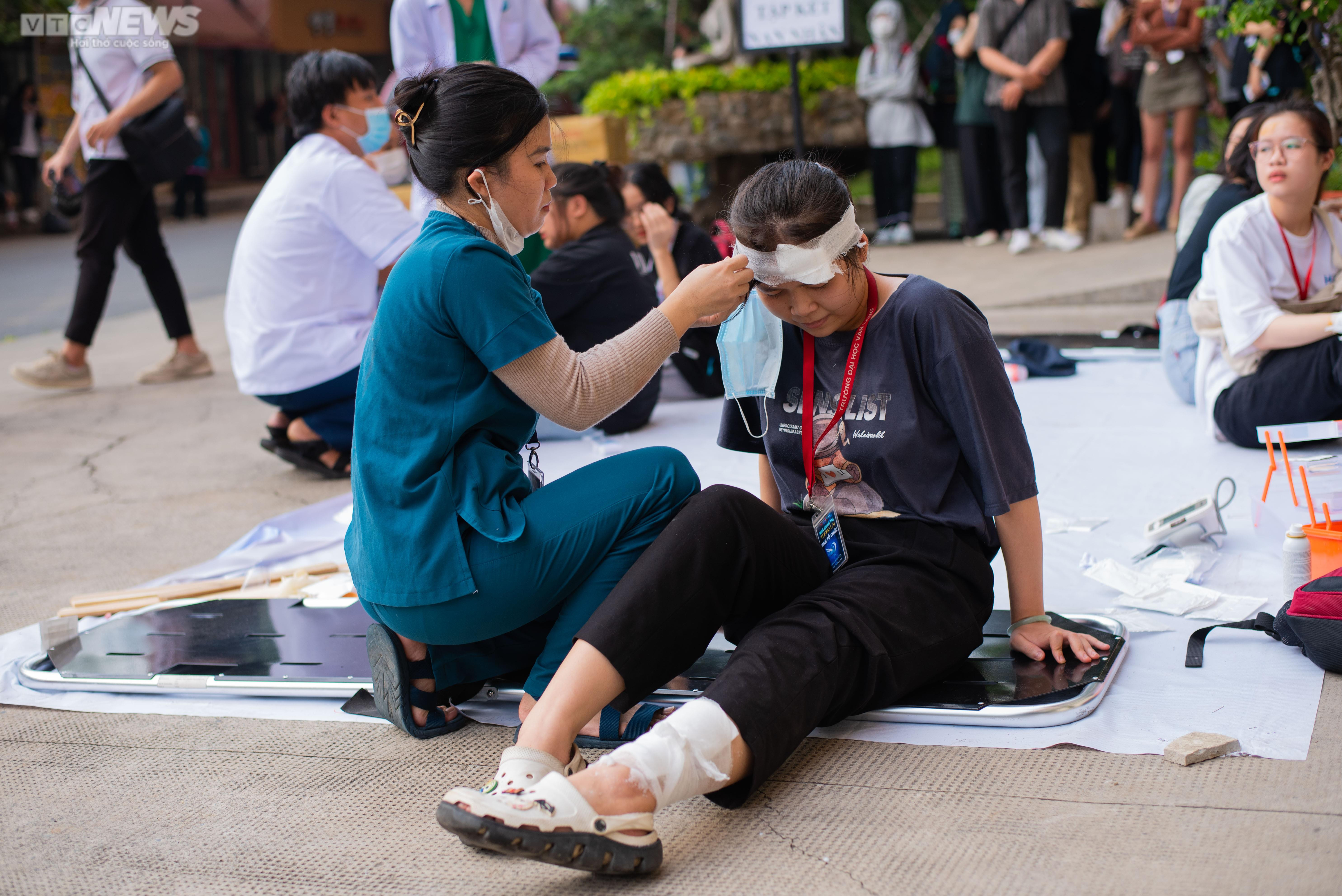 Cháy giả định tại trường đại học, 20 người mắc kẹt được giải cứu tại TP.HCM - 8