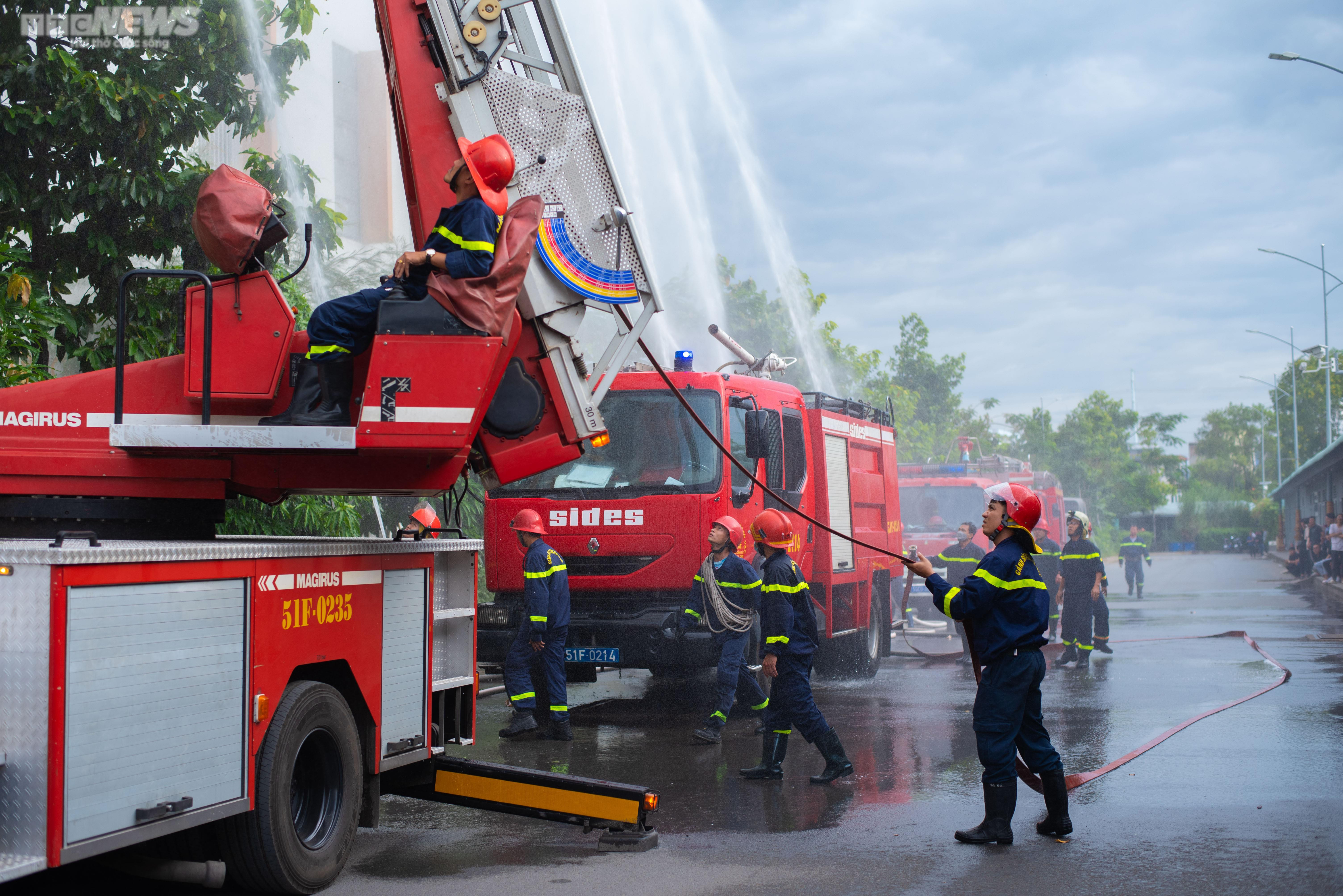 Cháy giả định tại trường đại học, 20 người mắc kẹt được giải cứu tại TP.HCM - 2